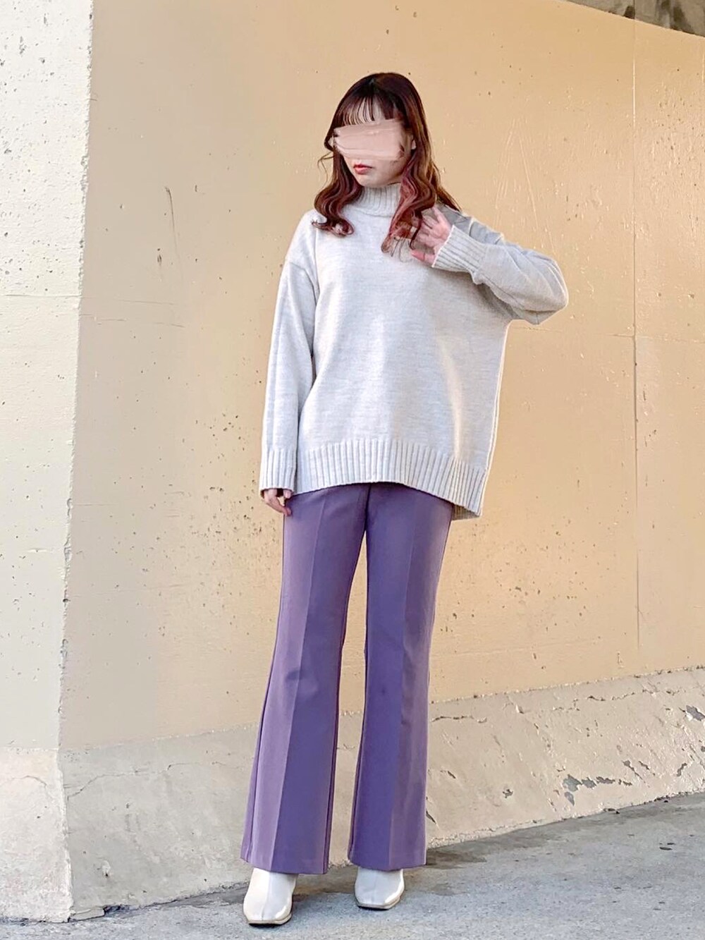 パープル系のパンツ、パープル系のその他パンツ、ベージュ系のノーカラーコートを着用したレディースの春コーディネートの4枚目の写真