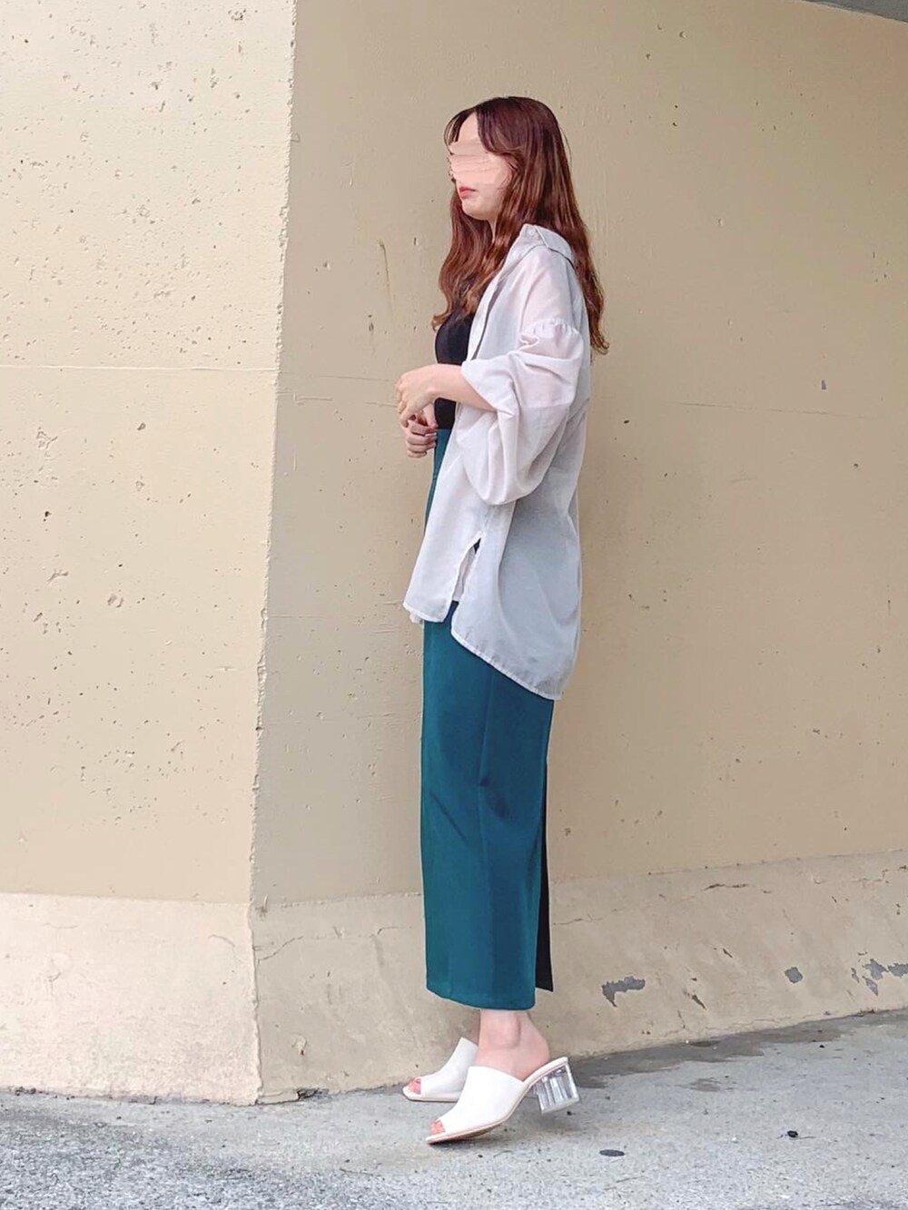 ブラック系のトップス、グレー系のシャツ/ブラウス、グレー系のシャツ/ブラウスを着用したレディースの夏コーディネートの4枚目の写真