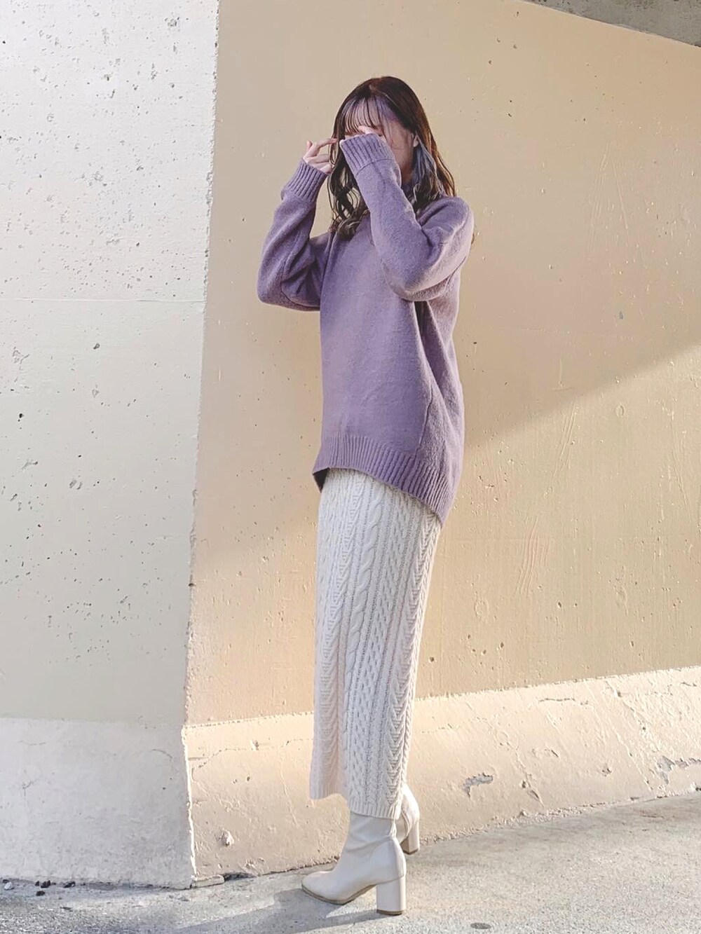 ホワイト系のブルゾン、ベージュ系のダッフルコート、パープル系のニット/セーターを着用したレディースの冬コーディネートの4枚目の写真