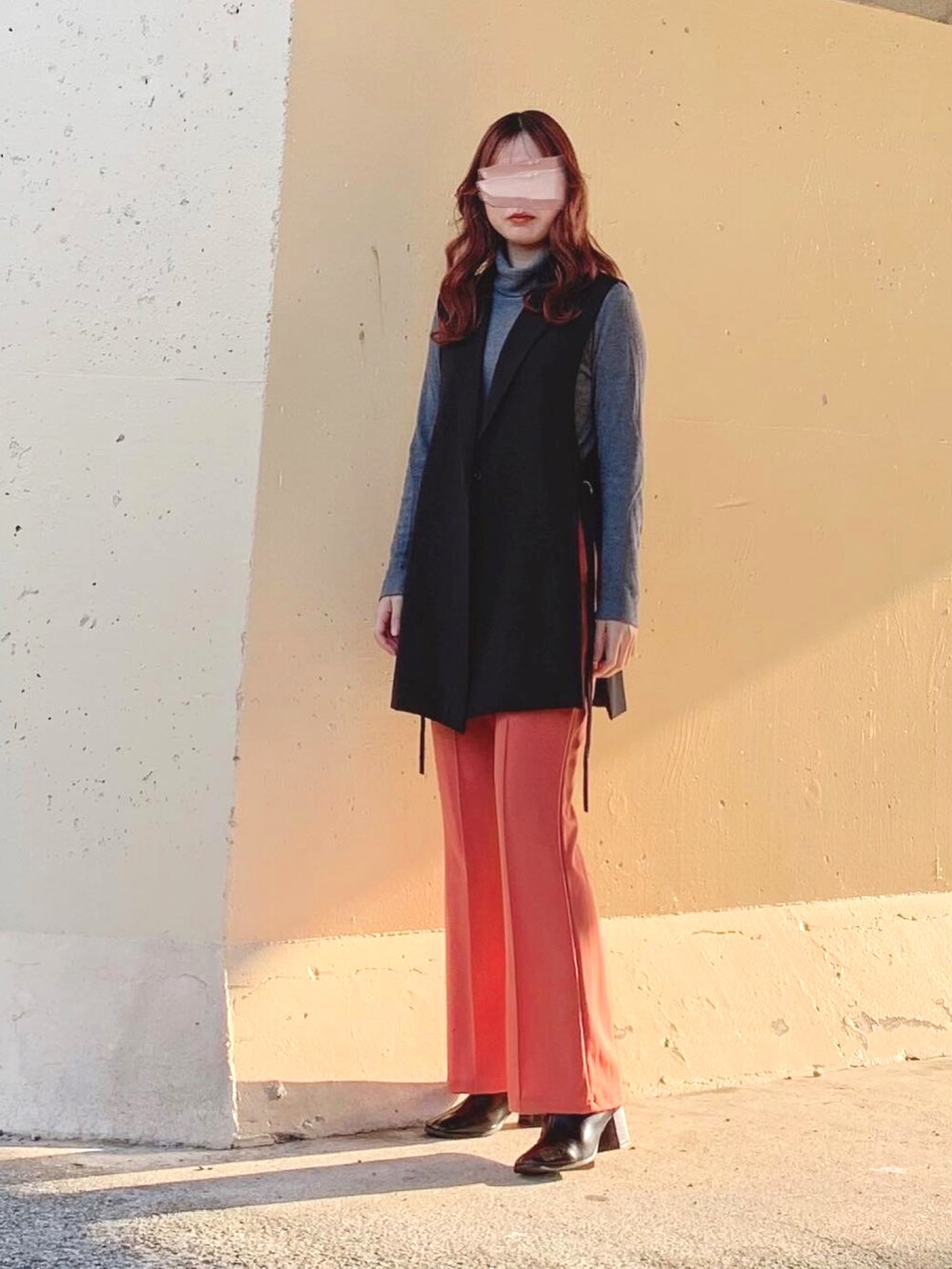 ブルー系のニット/セーター、グレー系のニット/セーター、グレー系のTシャツ/カットソーを着用したレディースの秋コーディネートの3枚目の写真