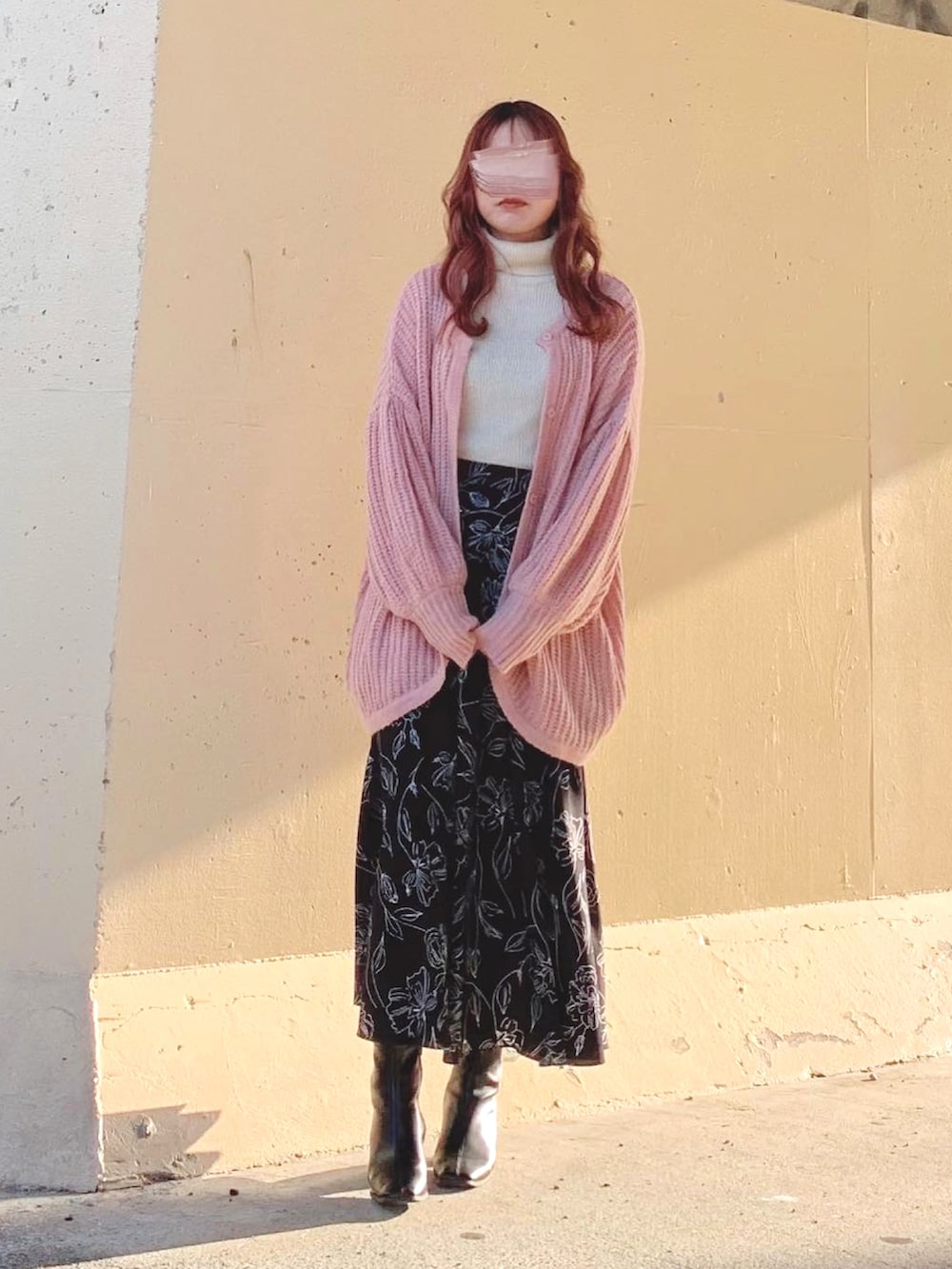 ホワイト系のニット/セーター、ピンク系のカーディガン/ボレロ、ピンク系のカーディガン/ボレロを着用したレディースの秋コーディネートの2枚目の写真