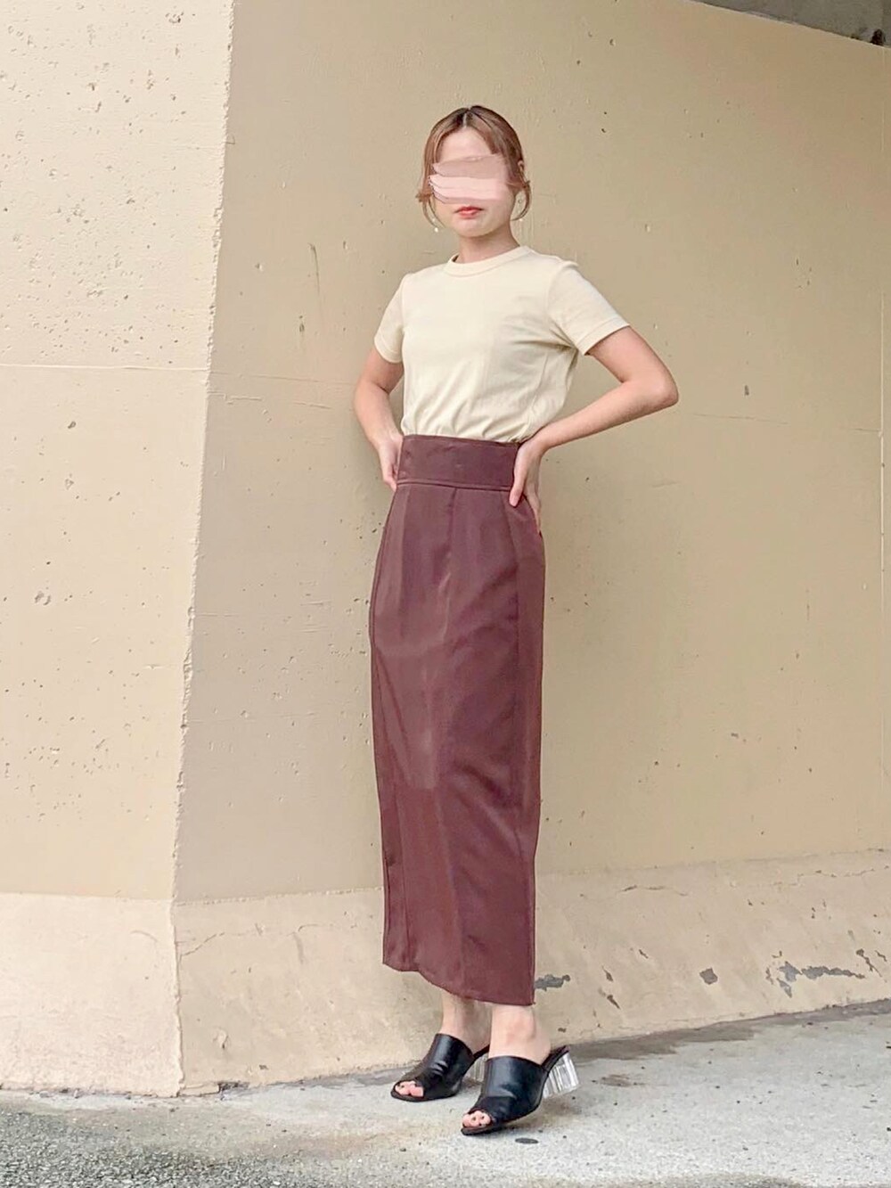 ベージュ系のTシャツ/カットソー、ベージュ系のTシャツ/カットソー、ブラウン系のスカートを着用したレディースの秋コーディネートの3枚目の写真