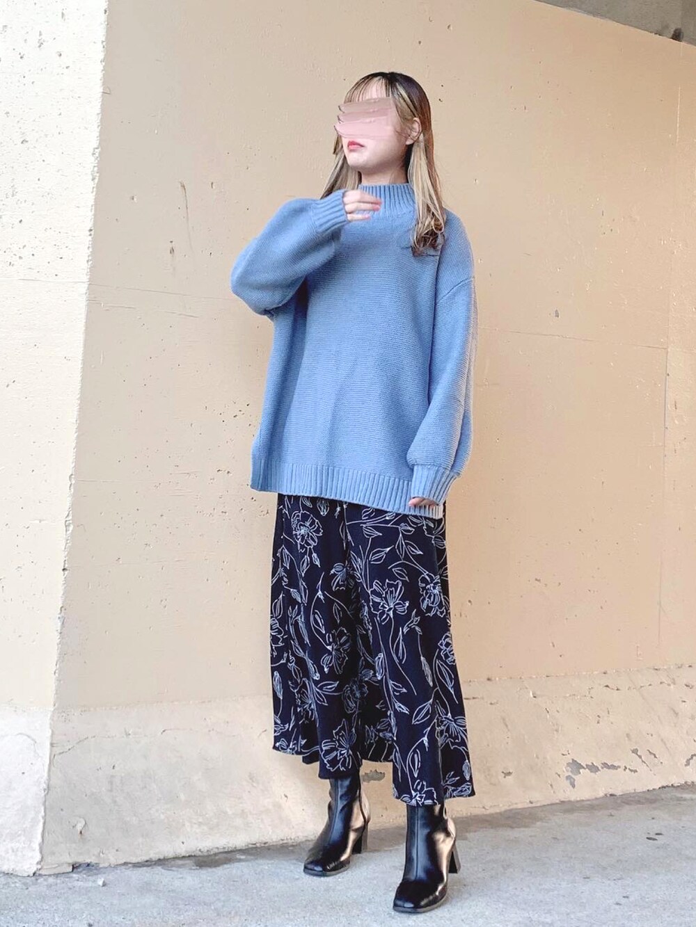 ブルー系のニット/セーター、ブルー系のニット/セーター、ホワイト系のスカートを着用したレディースの冬コーディネートの3枚目の写真