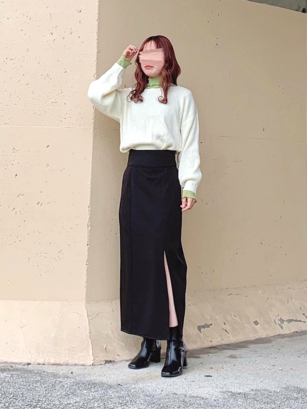 ホワイト系のニット/セーター、ブラック系のニット/セーター、グリーン系のTシャツ/カットソーを着用したレディースの秋コーディネートの3枚目の写真