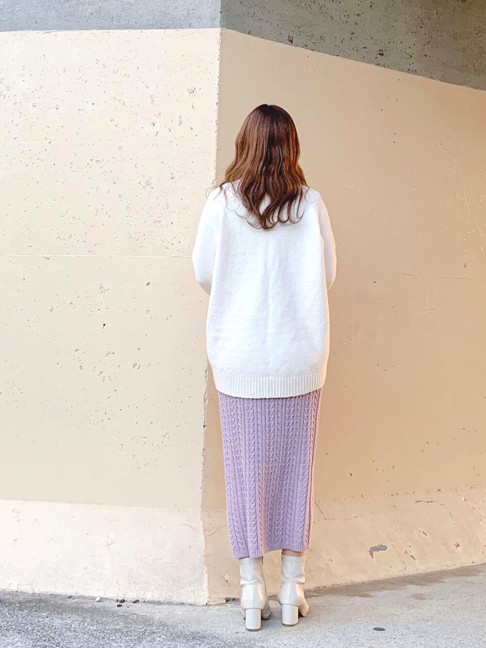 ホワイト系のダウンジャケット/コート、ホワイト系のブルゾン、ホワイト系のニット/セーターを着用したレディースの冬コーディネートの5枚目の写真