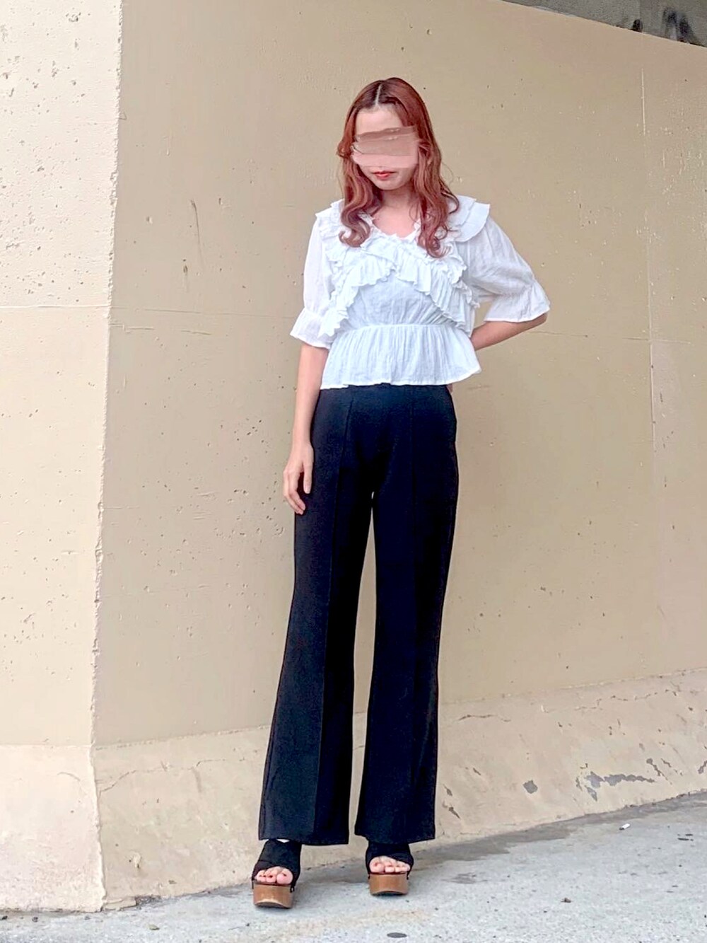 ホワイト系のシャツ/ブラウス、ブラック系のその他パンツ、ホワイト系のシャツ/ブラウスを着用したレディースの秋コーディネートの4枚目の写真