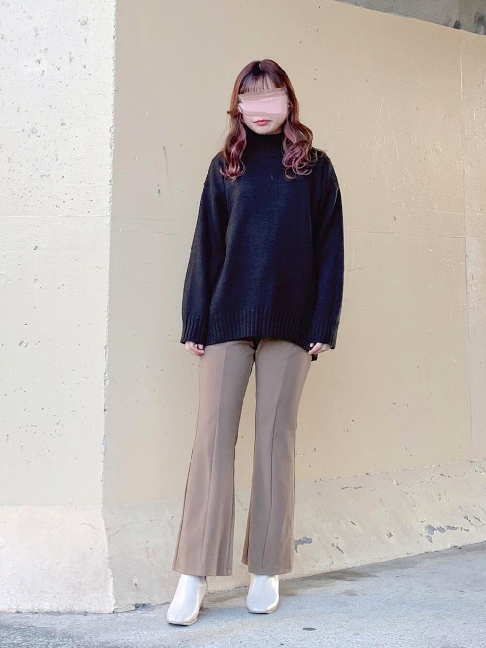 ベージュ系のノーカラーコート、ホワイト系のその他アウター、ベージュ系のその他パンツを着用したレディースの春コーディネートの4枚目の写真