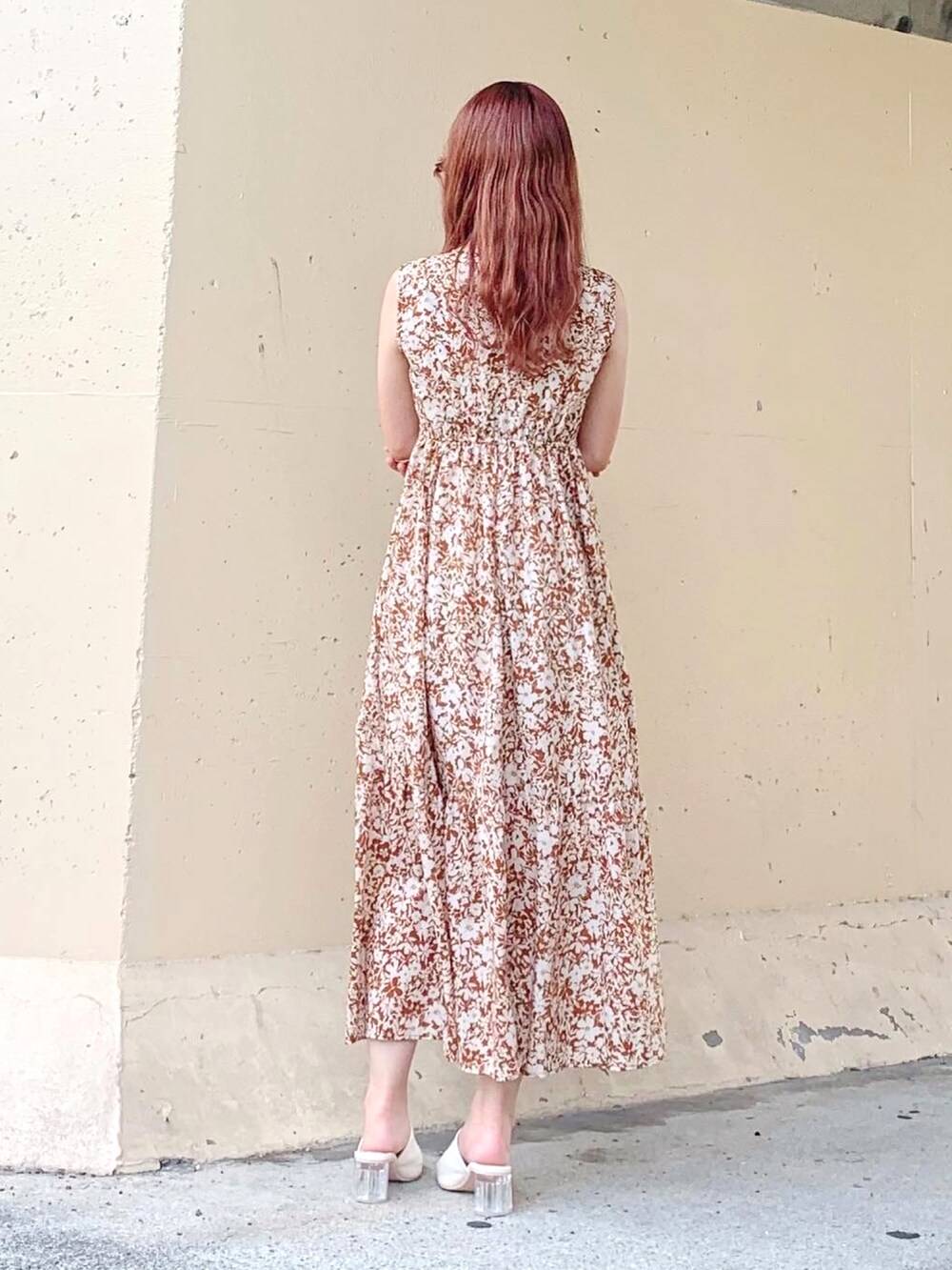 ブラウン系のワンピース/ドレス、ブラウン系のワンピース、ホワイト系のサンダルを着用したレディースの夏コーディネートの5枚目の写真