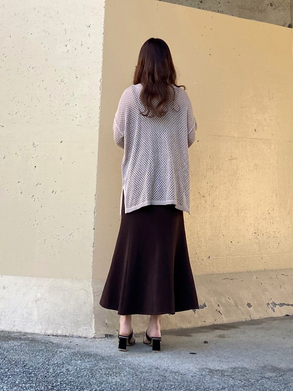ホワイト系のカーディガン/ボレロ、ブラウン系のキャミソール、ブラウン系のスカートを着用したレディースの夏コーディネートの3枚目の写真