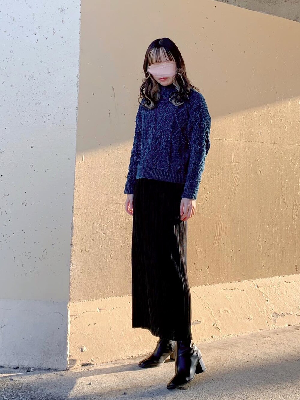 ブルー系のTシャツ/カットソー、グリーン系のニット/セーター、ベージュ系のその他アウターを着用したレディースの冬コーディネートの4枚目の写真