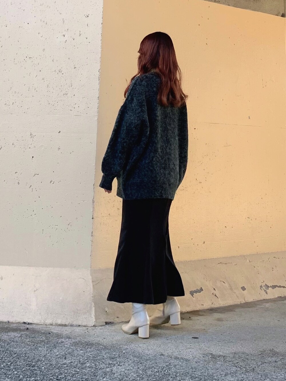 ブラック系のカーディガン/ボレロ、ブラック系のカーディガン/ボレロ、ホワイト系のTシャツ/カットソーを着用したレディースの春コーディネートの4枚目の写真