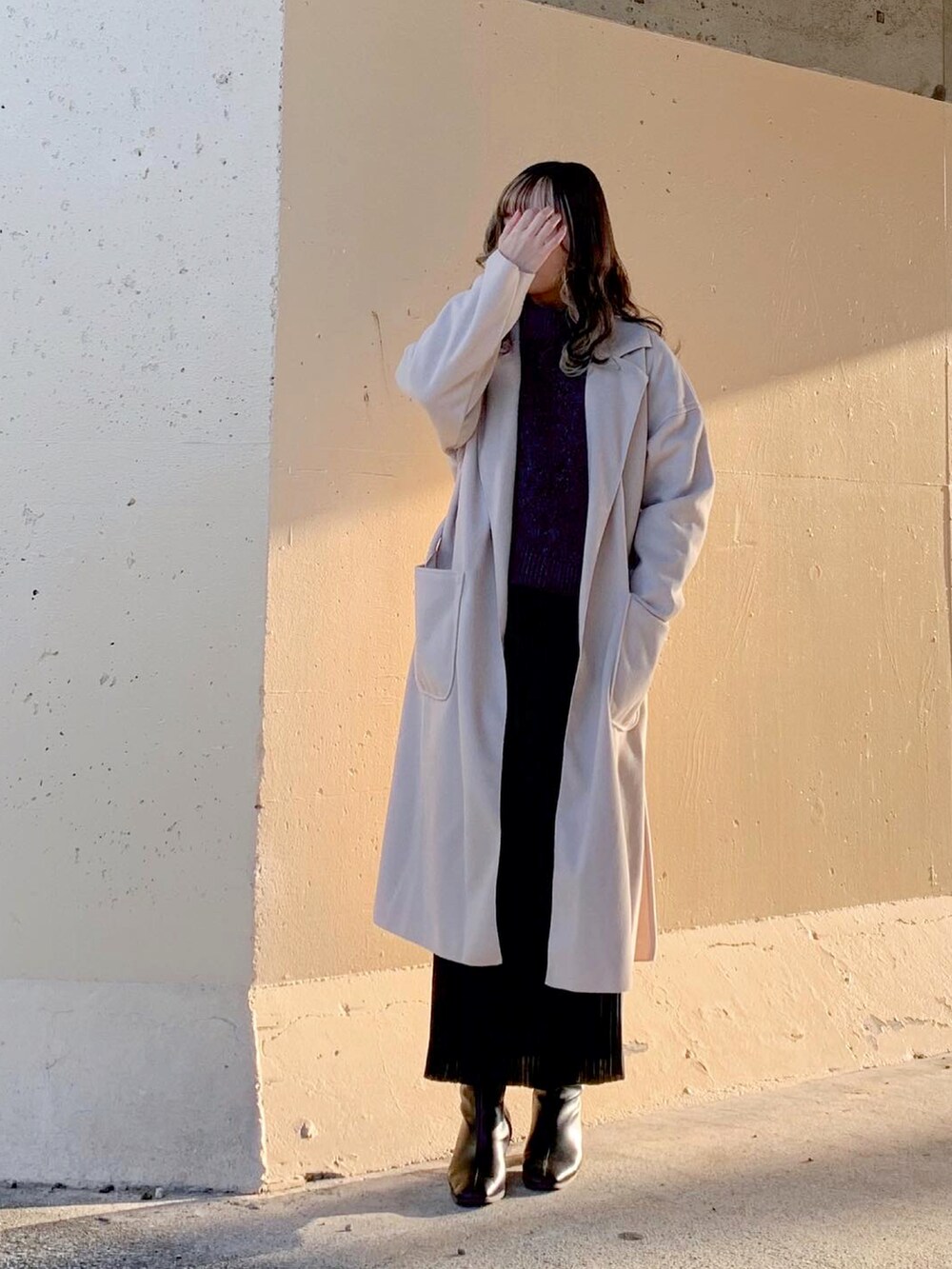 ブルー系のTシャツ/カットソー、グリーン系のニット/セーター、ベージュ系のその他アウターを着用したレディースの冬コーディネートの3枚目の写真