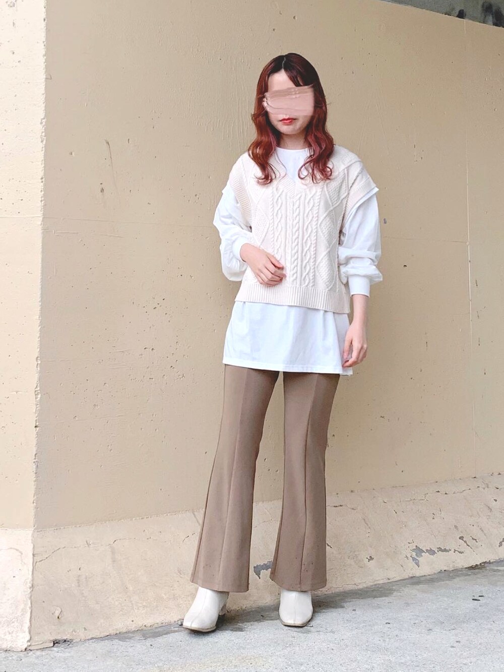 ホワイト系のTシャツ/カットソー、ホワイト系のベスト、ベージュ系のその他パンツを着用したレディースの春コーディネートの2枚目の写真