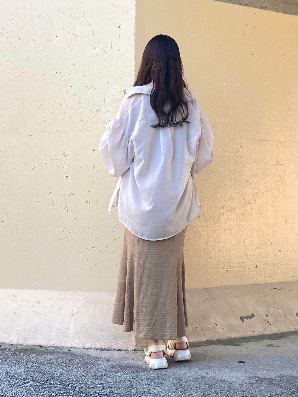 ベージュ系のワンピース、ベージュ系のワンピース、ホワイト系のキャミソールを着用したレディースの夏コーディネートの3枚目の写真