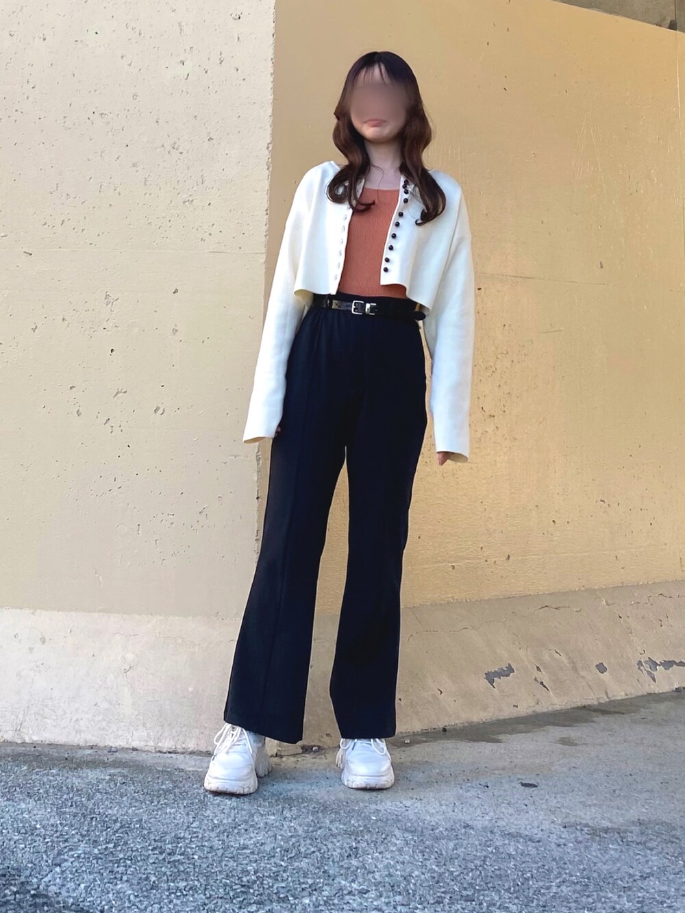 ホワイト系のTシャツ/カットソー、ホワイト系のカーディガン/ボレロ、ブラック系のスラックスを着用したレディースの春コーディネートの3枚目の写真