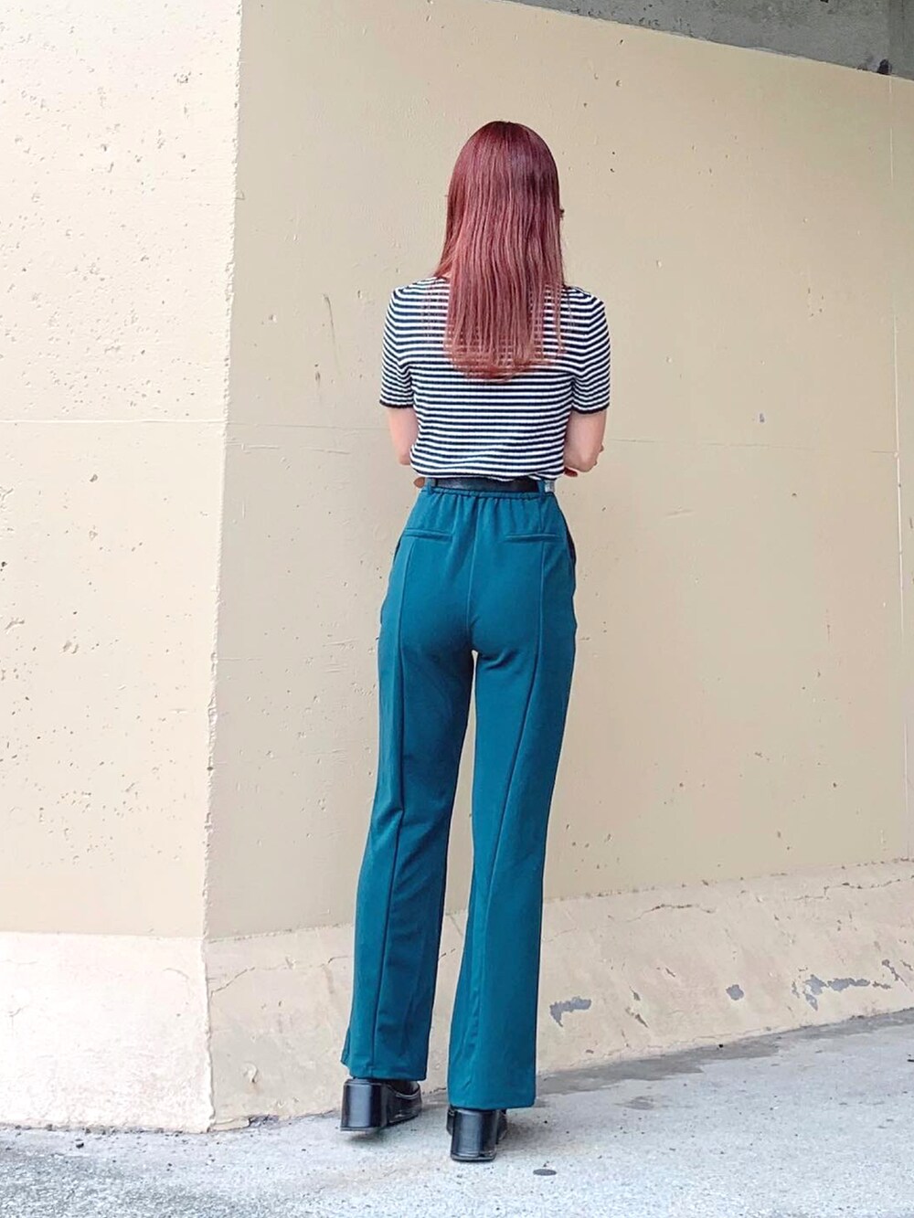 その他のトップス、グリーン系のその他パンツ、グリーン系のその他パンツを着用したレディースの夏コーディネートの4枚目の写真