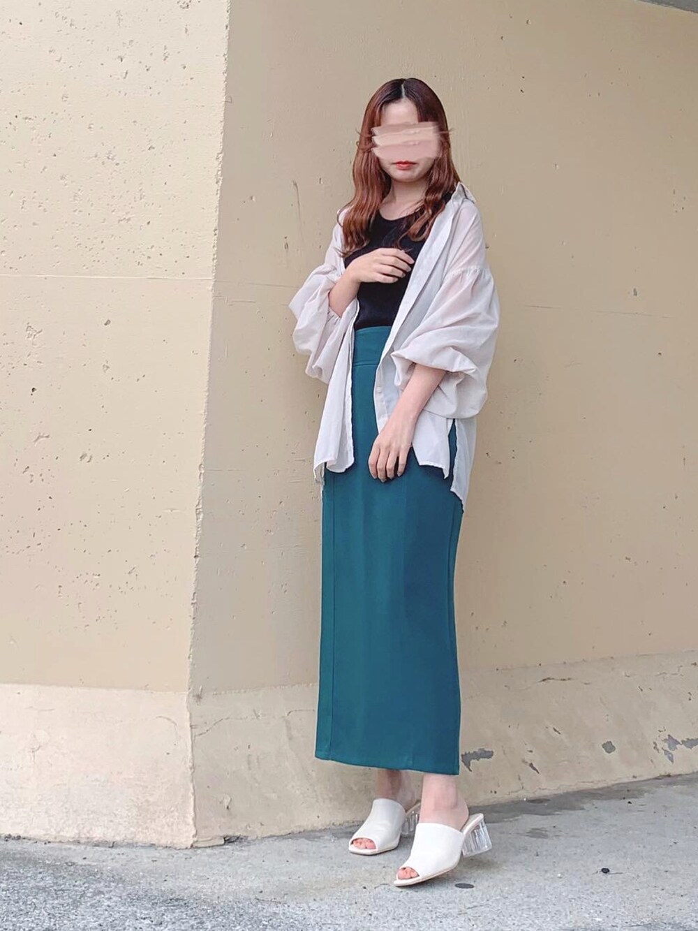 ブラック系のトップス、グレー系のシャツ/ブラウス、グレー系のシャツ/ブラウスを着用したレディースの夏コーディネートの3枚目の写真