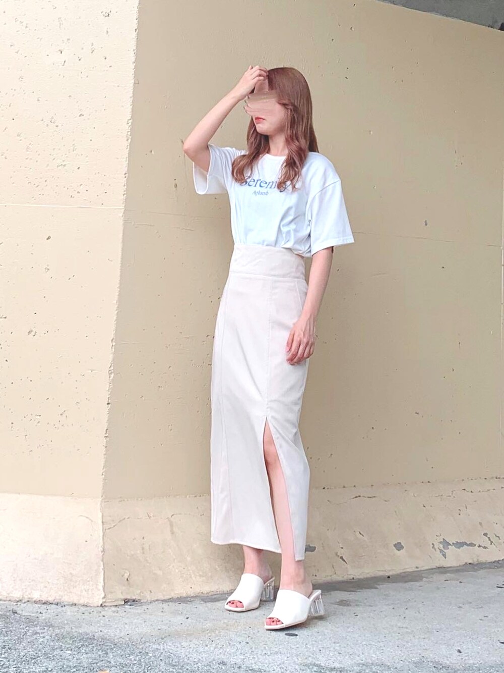 ホワイト系のTシャツ/カットソー、ホワイト系のTシャツ/カットソー、ホワイト系のスカートを着用したレディースの夏コーディネートの3枚目の写真