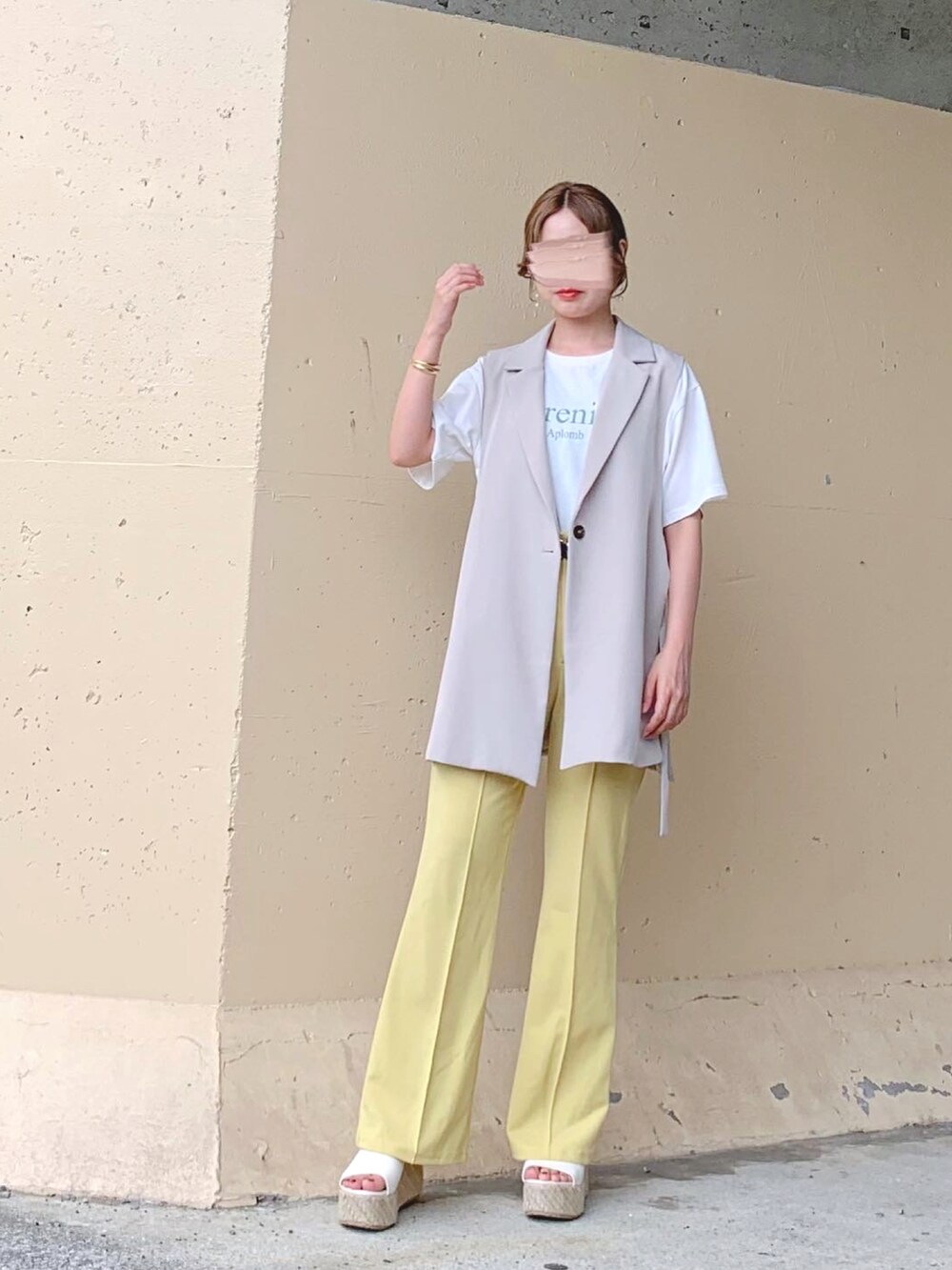 ベージュ系のベスト、ホワイト系のベスト、ホワイト系のTシャツ/カットソーを着用したレディースの夏コーディネートの2枚目の写真