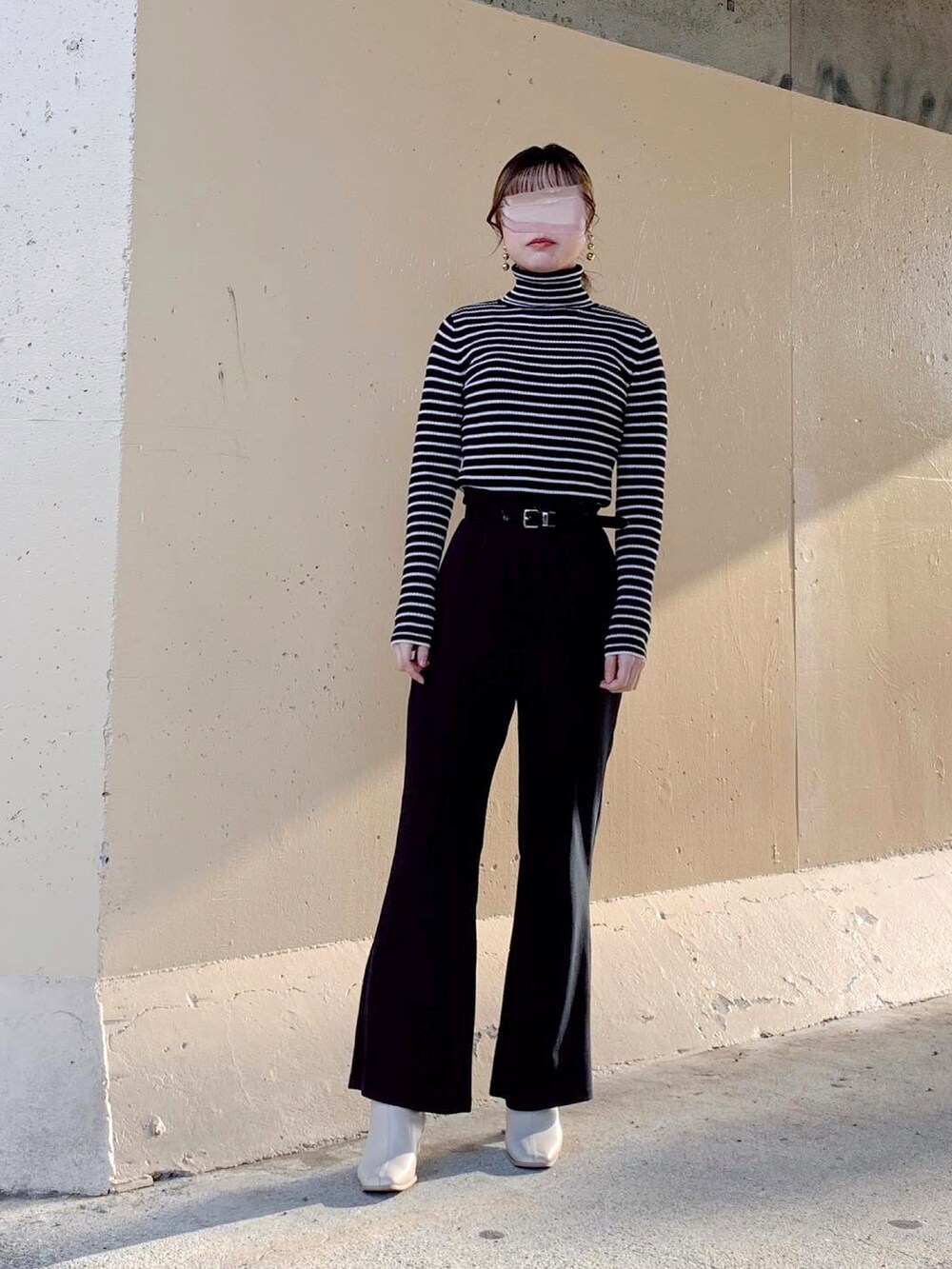 ブラック系のTシャツ/カットソー、ブラック系のトップス、ブラック系のスラックスを着用したレディースの秋コーディネートの2枚目の写真