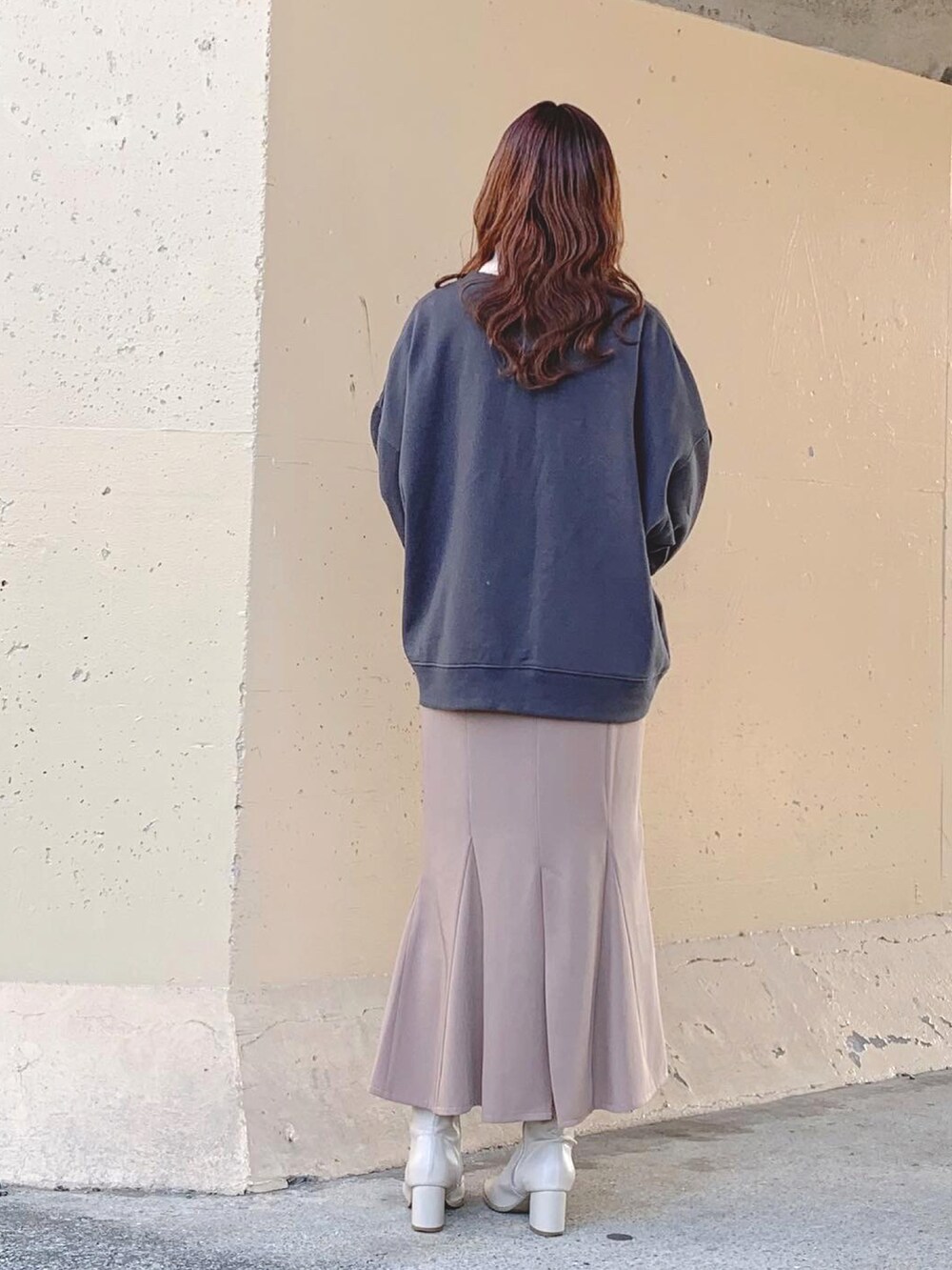 グレー系のスウェット、ホワイト系のニット/セーター、ホワイト系のニット/セーターを着用したレディースの春コーディネートの4枚目の写真