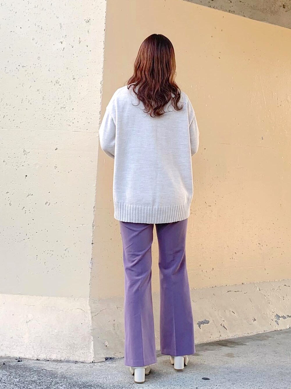 パープル系のパンツ、パープル系のその他パンツ、ベージュ系のノーカラーコートを着用したレディースの春コーディネートの5枚目の写真