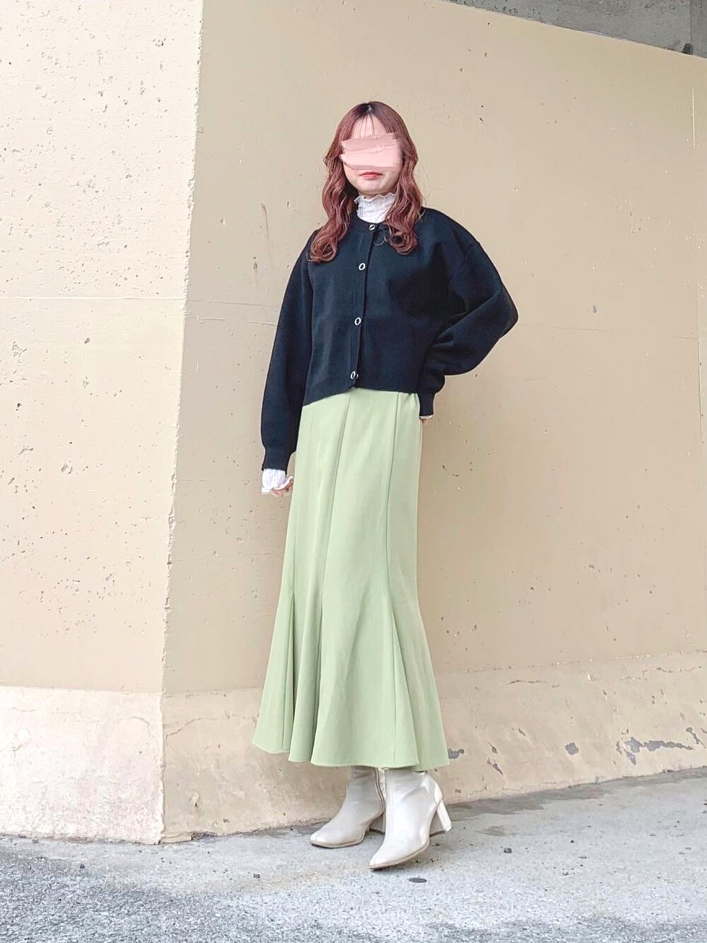 ブラック系のカーディガン/ボレロ、ブラック系のカーディガン/ボレロ、ブラック系のカーディガン/ボレロを着用したレディースの秋コーディネートの2枚目の写真