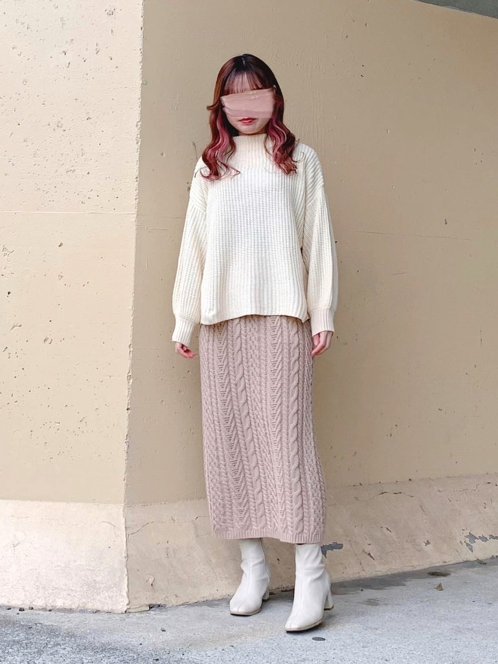 ピンク系のその他アウター、ピンク系のチェスターコート、ホワイト系のニット/セーターを着用したレディースの春コーディネートの4枚目の写真