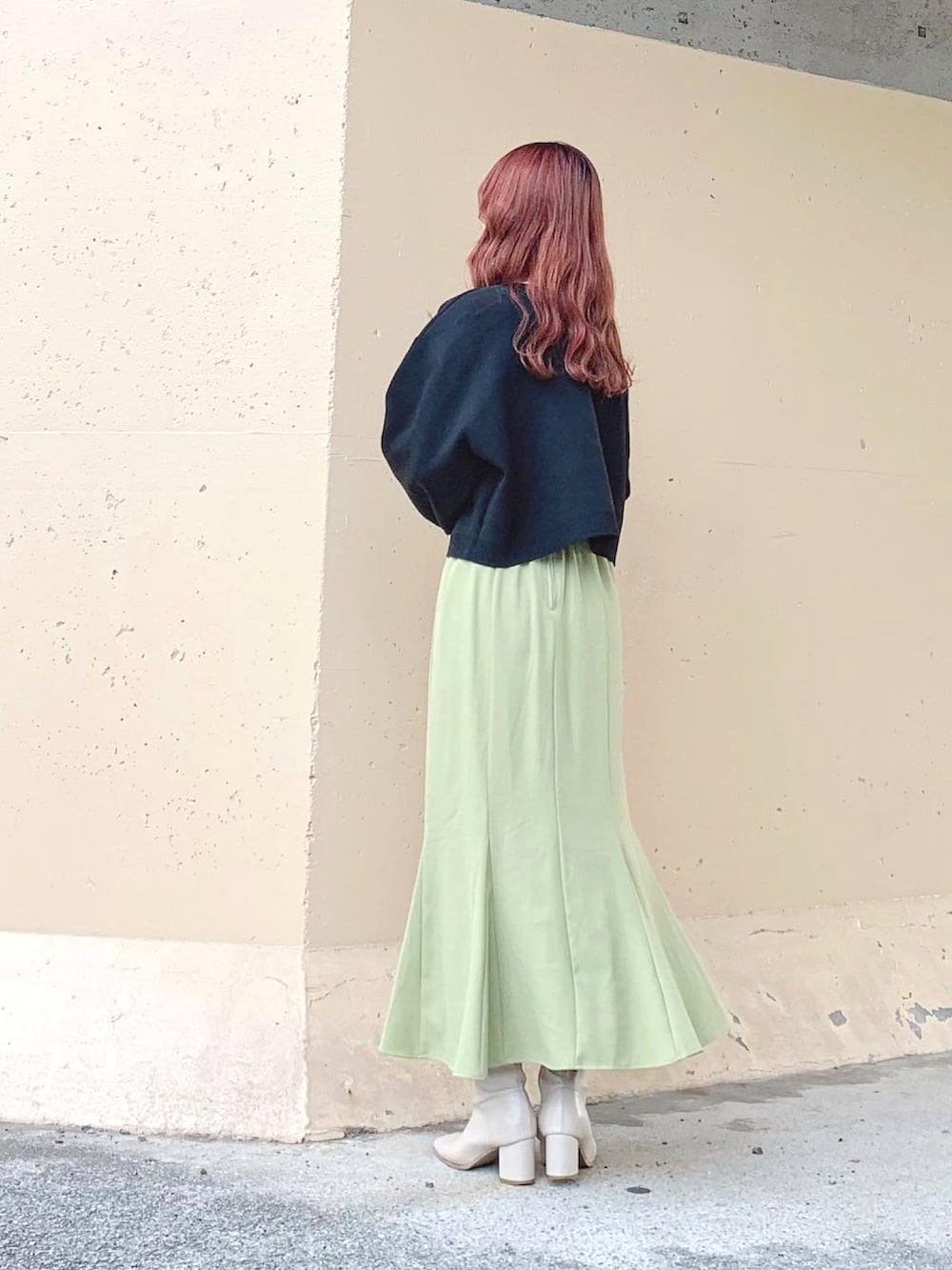 ブラック系のカーディガン/ボレロ、ブラック系のカーディガン/ボレロ、ブラック系のカーディガン/ボレロを着用したレディースの秋コーディネートの4枚目の写真