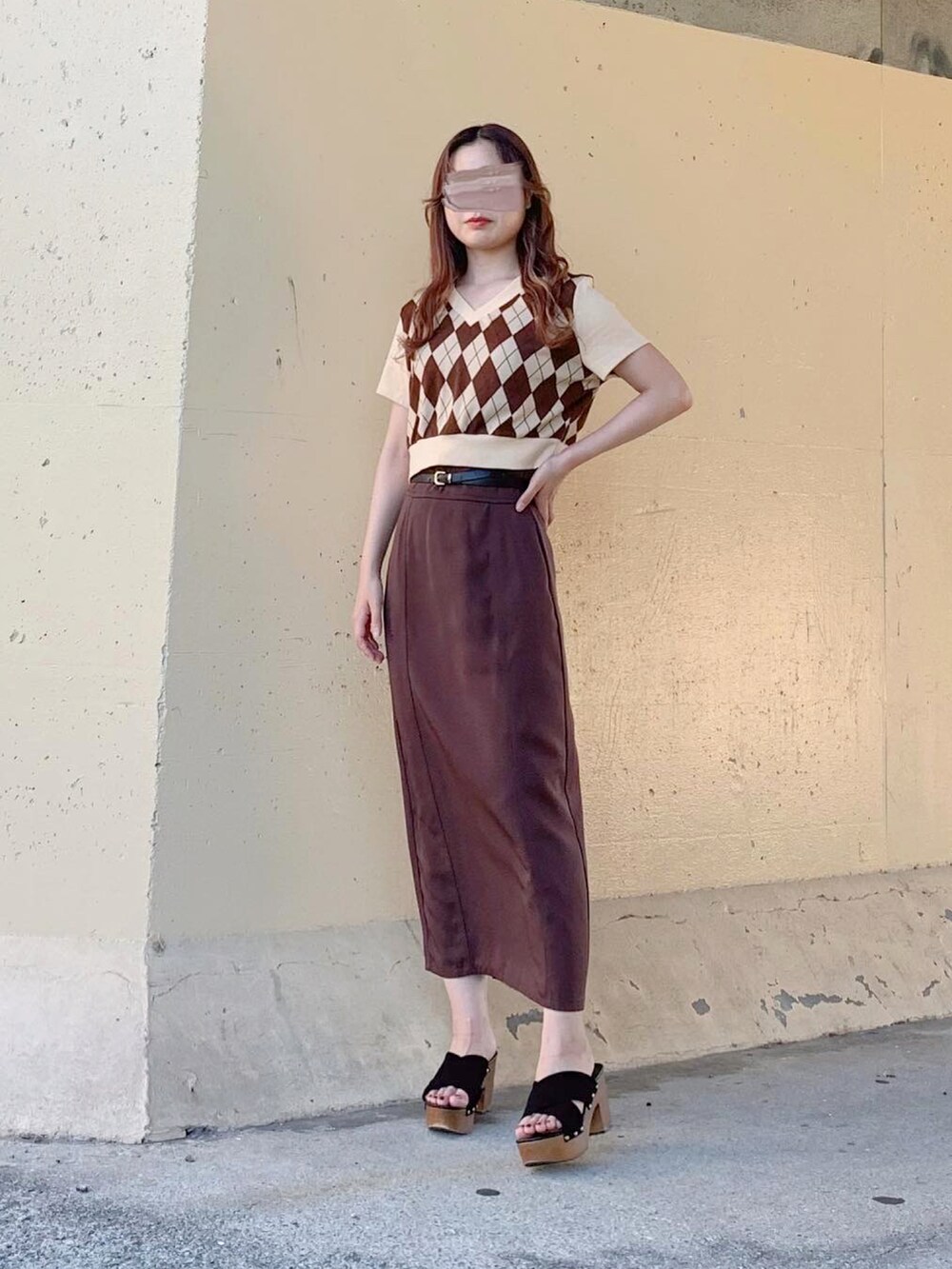 ブラウン系のトップス、ブラウン系のスカート、ブラウン系のスカートを着用したレディースの夏コーディネートの3枚目の写真