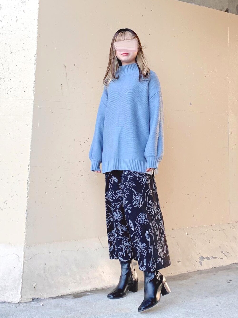 ブルー系のニット/セーター、ブルー系のニット/セーター、ホワイト系のスカートを着用したレディースの冬コーディネートの2枚目の写真