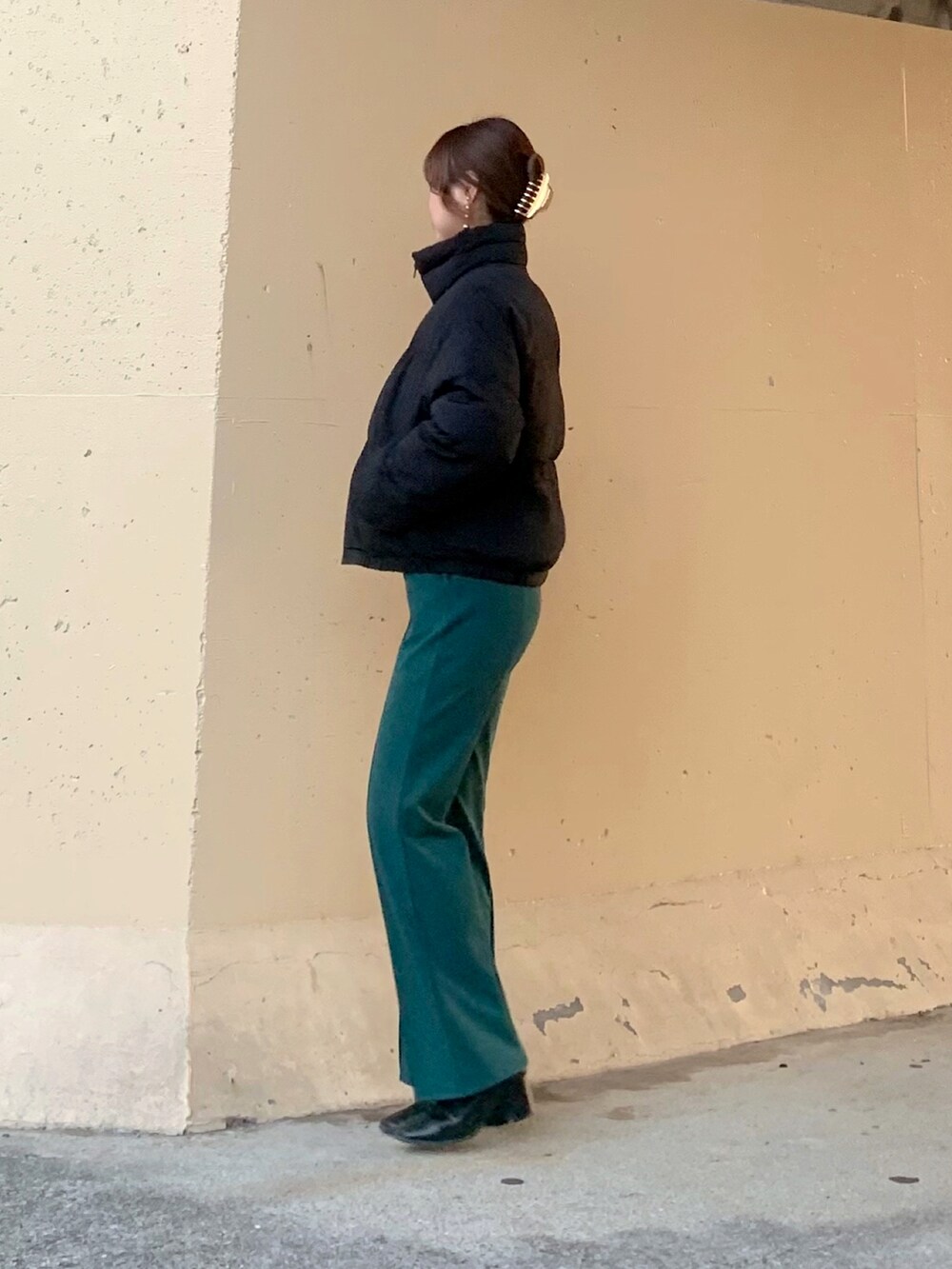 ブラック系のジャケット/アウター、ブラック系のダウンジャケット/コート、グリーン系のその他パンツを着用したレディースの冬コーディネートの5枚目の写真