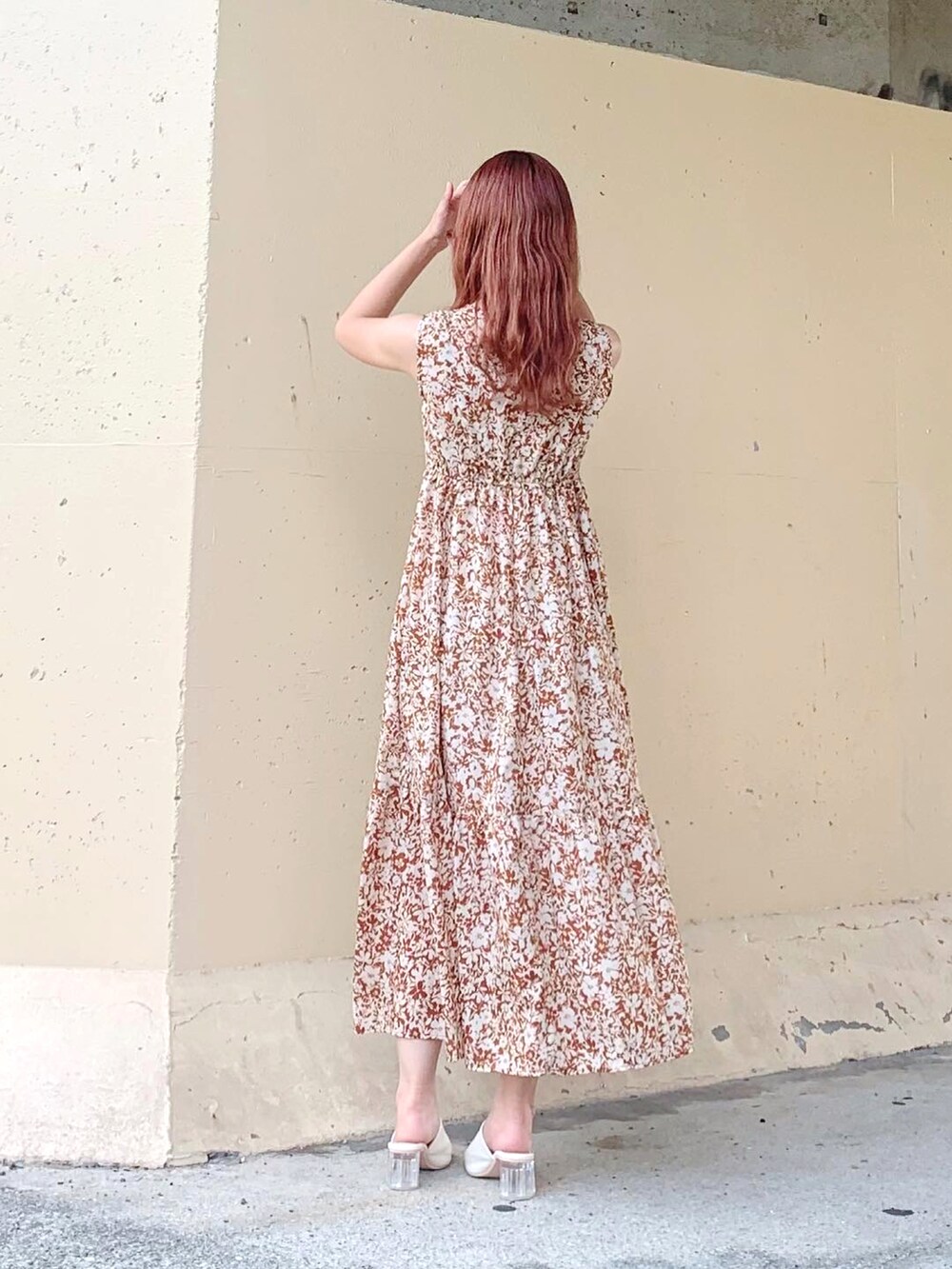 ブラウン系のワンピース/ドレス、ブラウン系のワンピース、ホワイト系のサンダルを着用したレディースの夏コーディネートの4枚目の写真