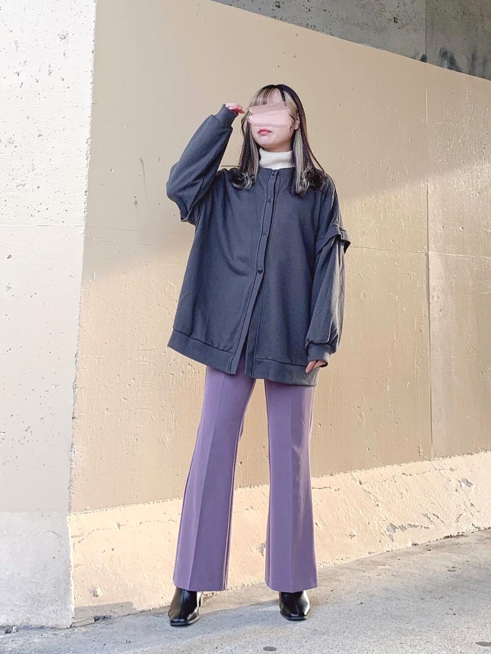 グレー系のスウェット、ホワイト系のニット/セーター、ブラック系のTシャツ/カットソーを着用したレディースの冬コーディネートの3枚目の写真