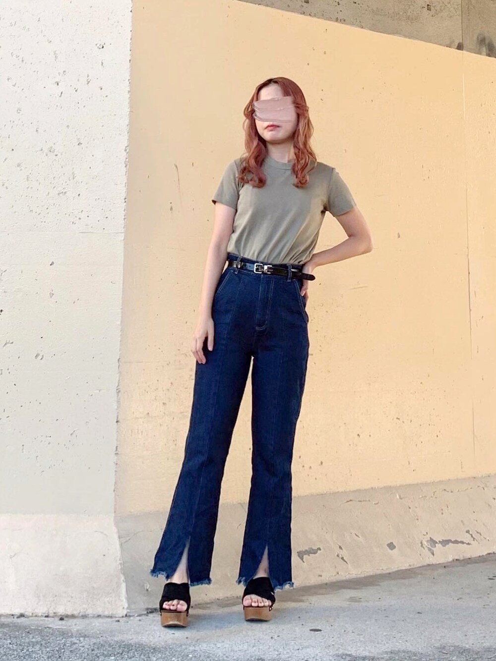 グリーン系のTシャツ/カットソー、グリーン系のTシャツ/カットソー、ブルー系のデニムパンツを着用したレディースの秋コーディネートの3枚目の写真