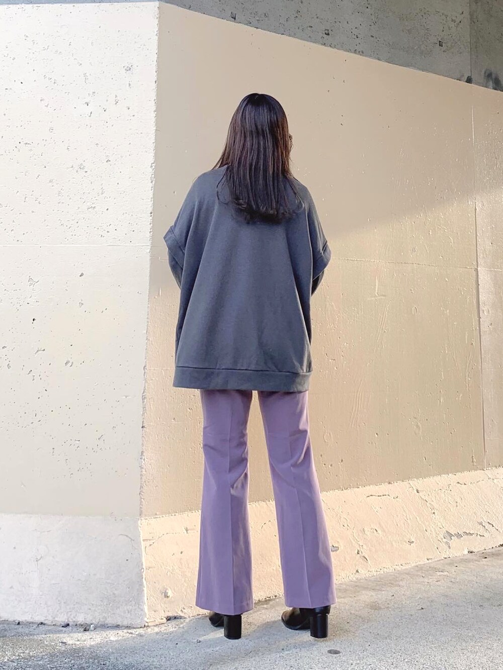 グレー系のスウェット、ホワイト系のニット/セーター、ブラック系のTシャツ/カットソーを着用したレディースの冬コーディネートの5枚目の写真