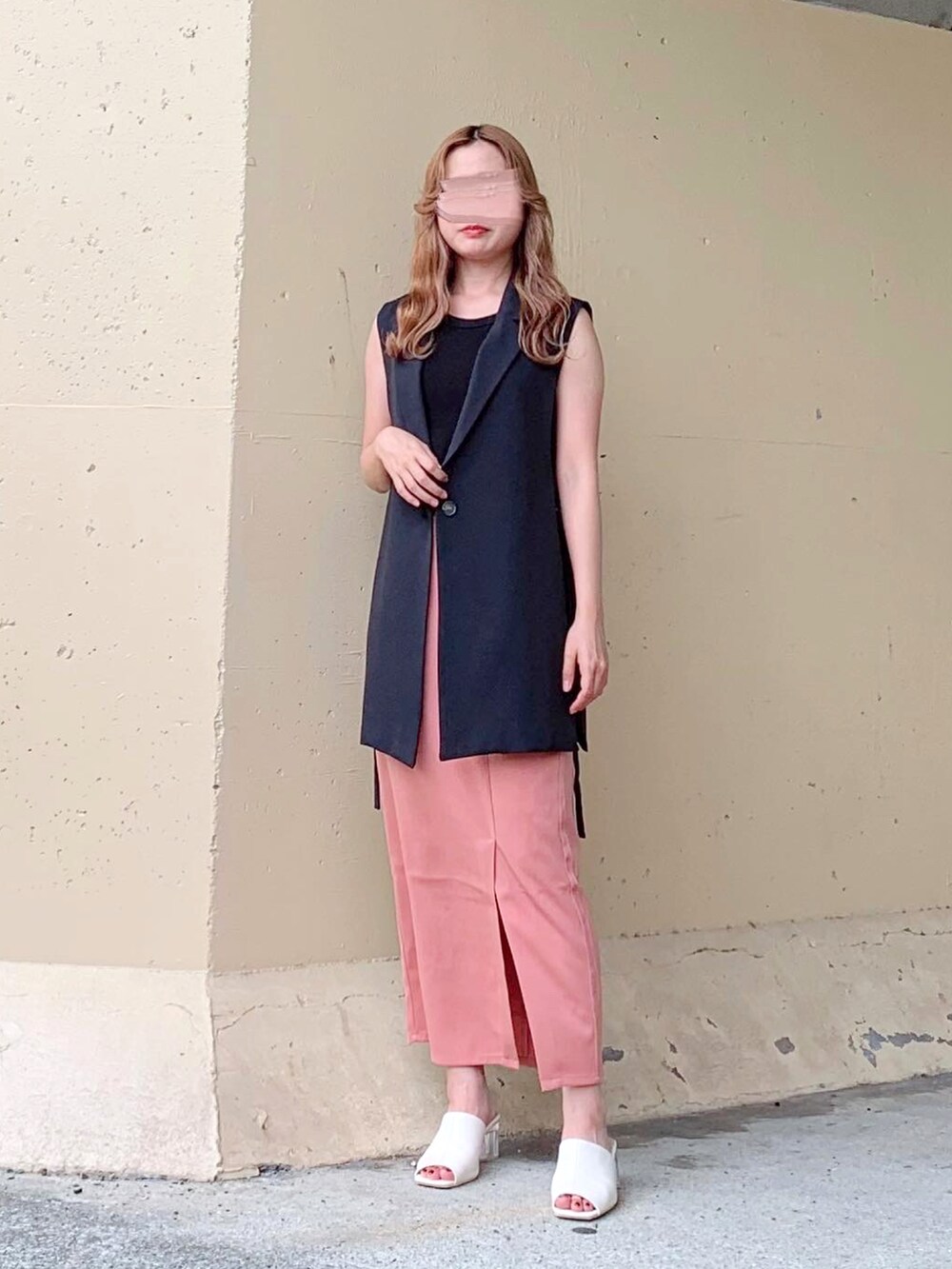 ブラック系のタンクトップ、オレンジ系のスカート、オレンジ系のスカートを着用したレディースの夏コーディネートの2枚目の写真