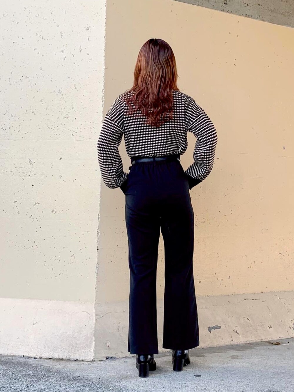 ブラック系のニット/セーター、ブラック系のニット/セーター、ブラック系のその他パンツを着用したレディースの春コーディネートの5枚目の写真