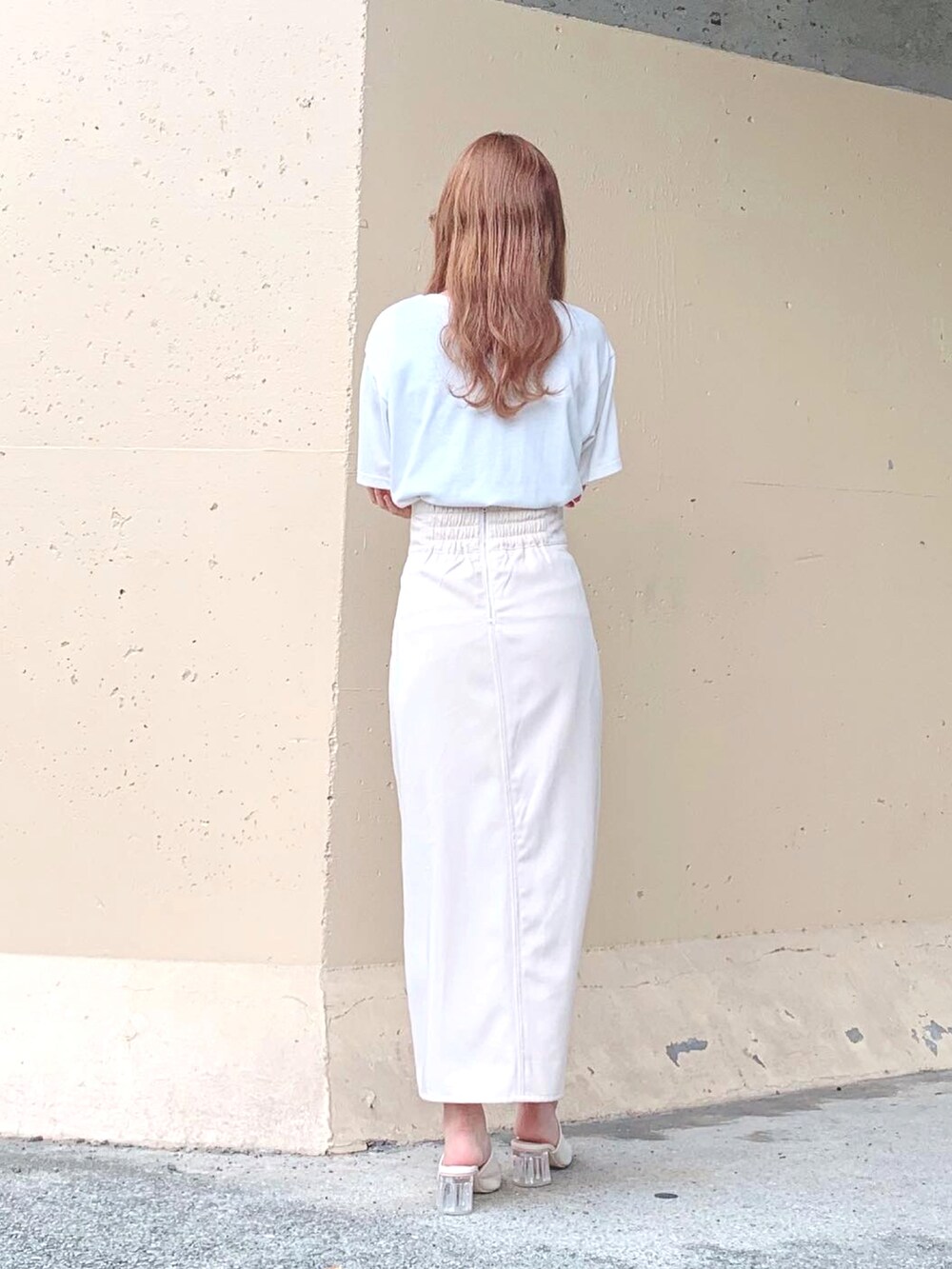 ホワイト系のTシャツ/カットソー、ホワイト系のTシャツ/カットソー、ホワイト系のスカートを着用したレディースの夏コーディネートの5枚目の写真