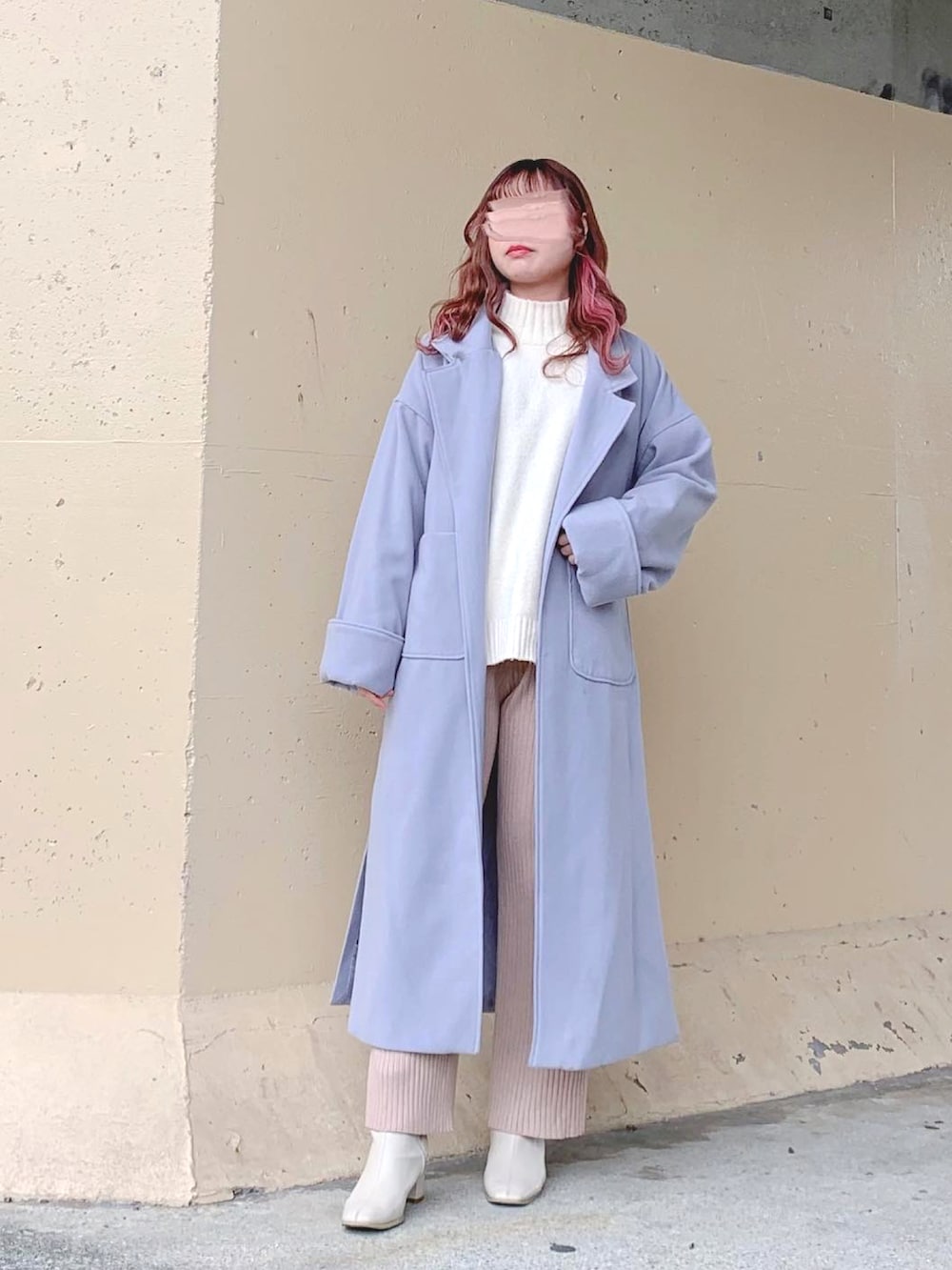 ホワイト系のニット/セーター、ホワイト系のニット/セーター、ブルー系のチェスターコートを着用したレディースの春コーディネートの2枚目の写真