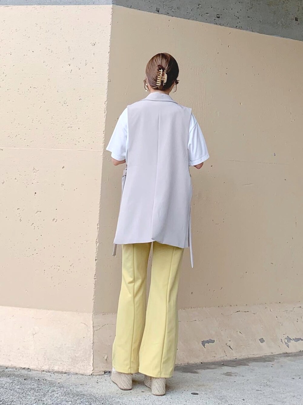 ベージュ系のベスト、ホワイト系のベスト、ホワイト系のTシャツ/カットソーを着用したレディースの夏コーディネートの5枚目の写真