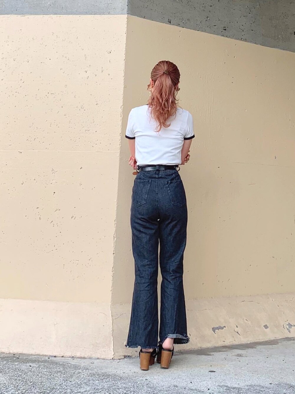 ホワイト系のトップス、ホワイト系のTシャツ/カットソー、ブラック系のデニムパンツを着用したレディースの夏コーディネートの3枚目の写真