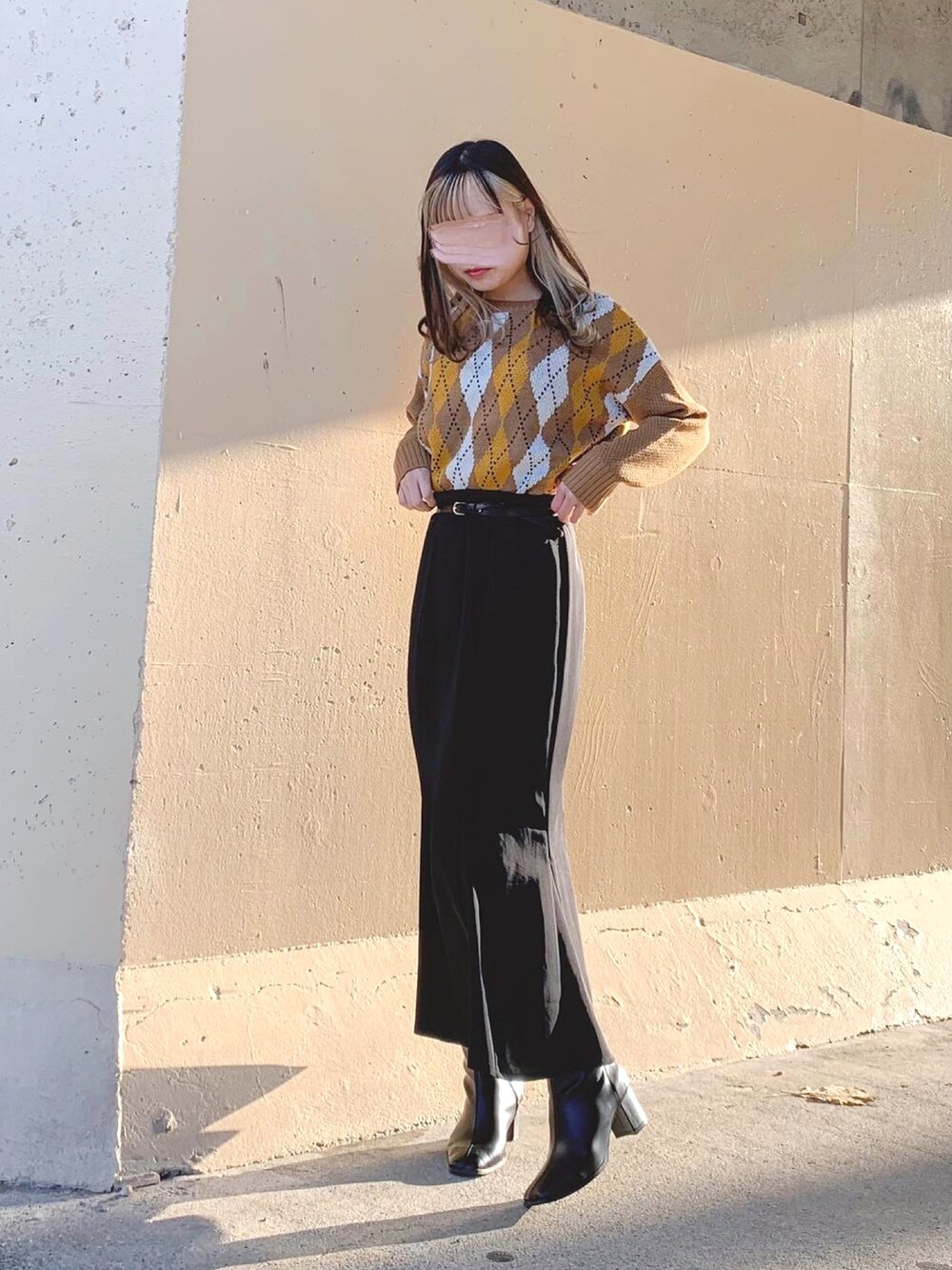 ブラウン系のトップス、ベージュ系のニット/セーター、ブラック系のスカートを着用したレディースの冬コーディネートの4枚目の写真