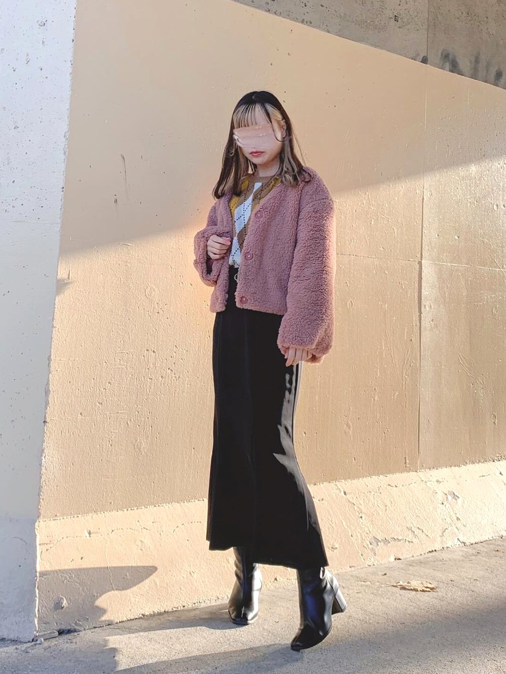 ブラウン系のトップス、ベージュ系のニット/セーター、ブラック系のスカートを着用したレディースの冬コーディネートの2枚目の写真