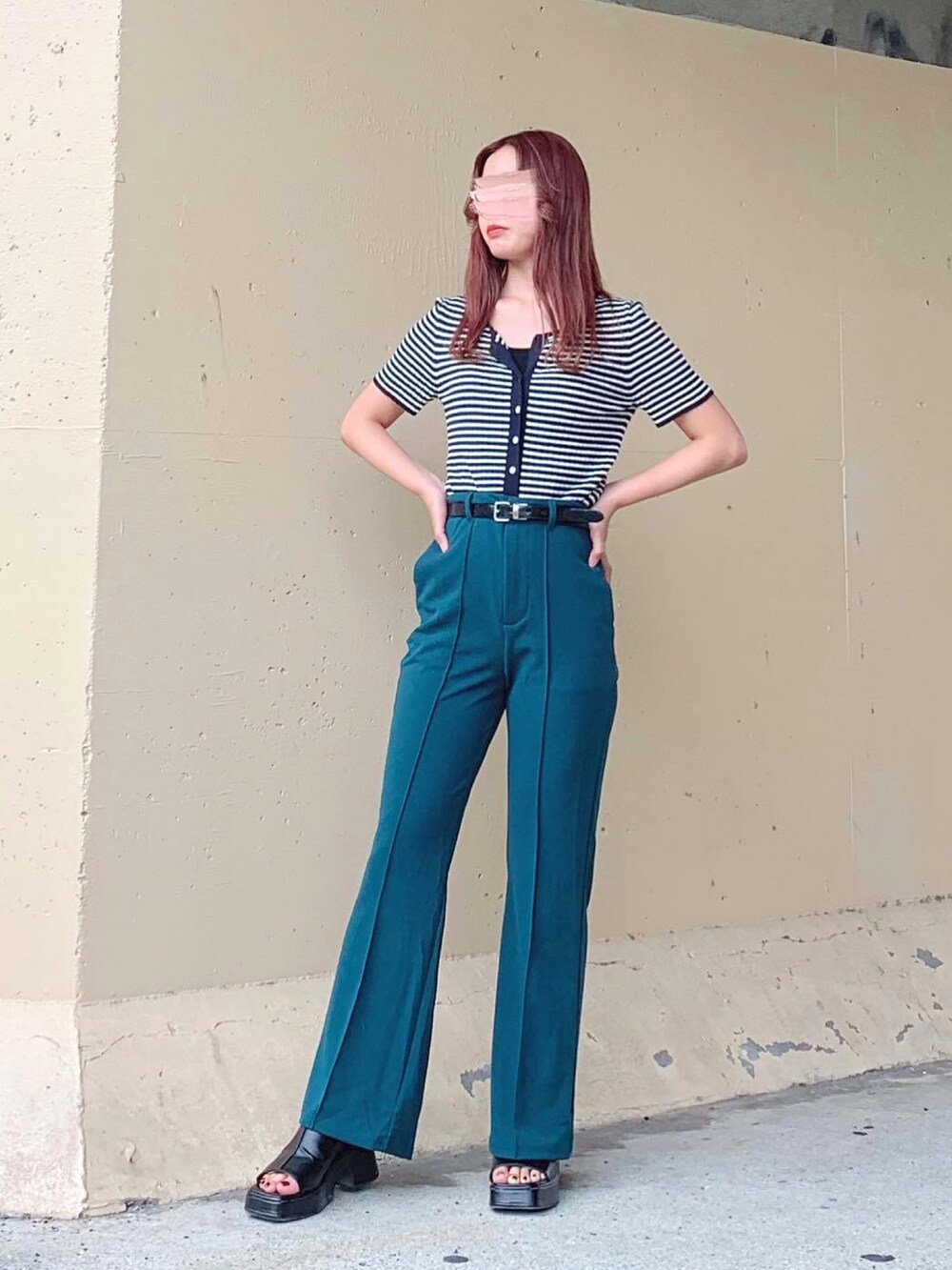 その他のトップス、グリーン系のその他パンツ、グリーン系のその他パンツを着用したレディースの夏コーディネートの2枚目の写真