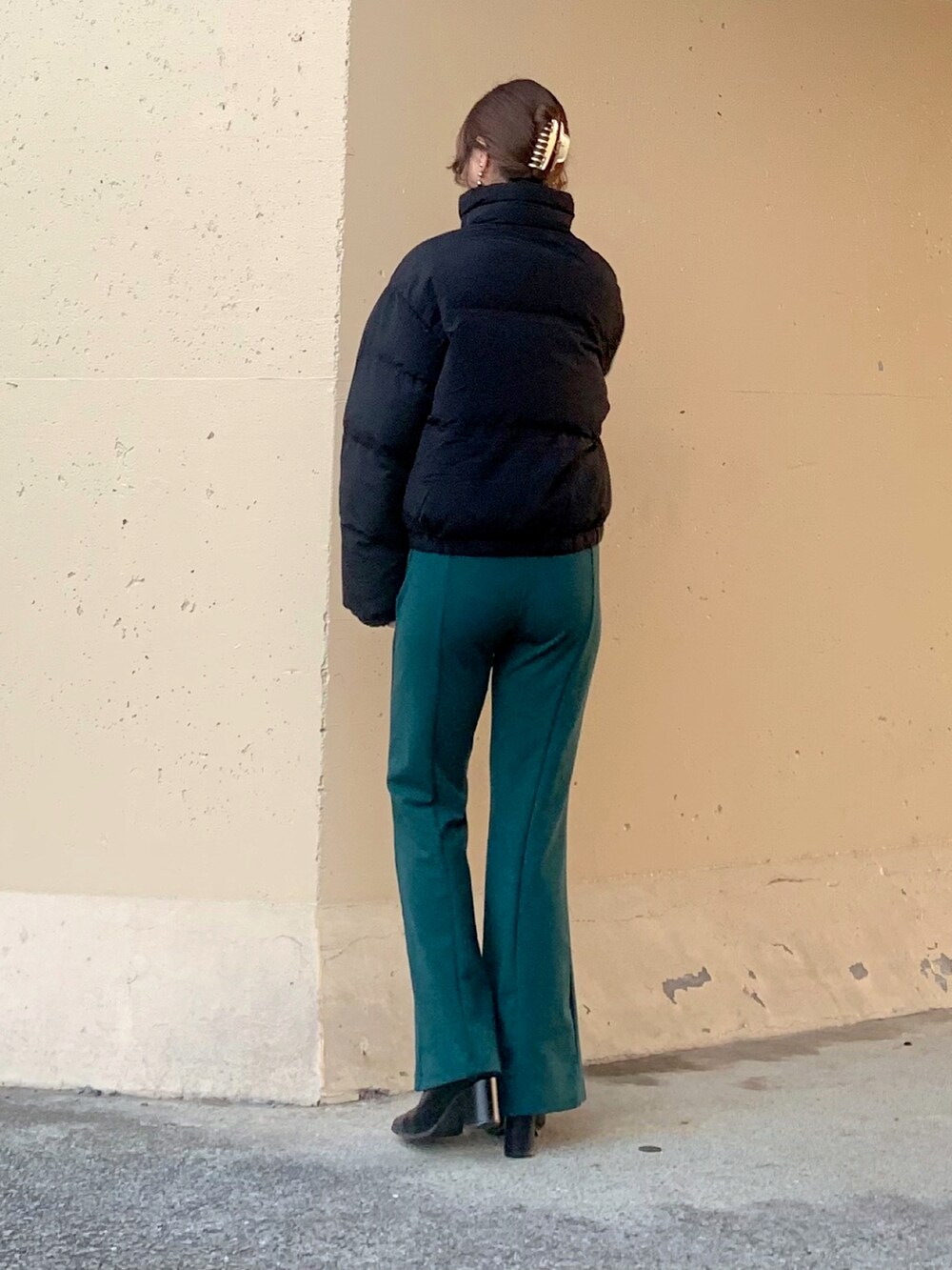 ブラック系のジャケット/アウター、ブラック系のダウンジャケット/コート、グリーン系のその他パンツを着用したレディースの冬コーディネートの4枚目の写真