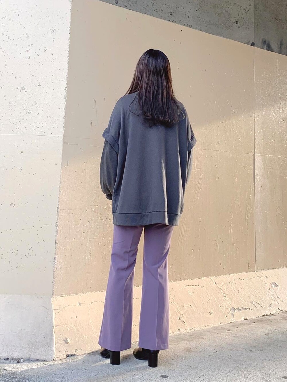 グレー系のスウェット、ホワイト系のニット/セーター、ブラック系のTシャツ/カットソーを着用したレディースの冬コーディネートの4枚目の写真