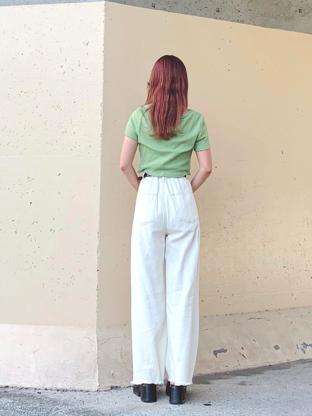 グリーン系のトップス、ホワイト系のその他パンツ、ホワイト系のその他パンツを着用したレディースの夏コーディネートの4枚目の写真