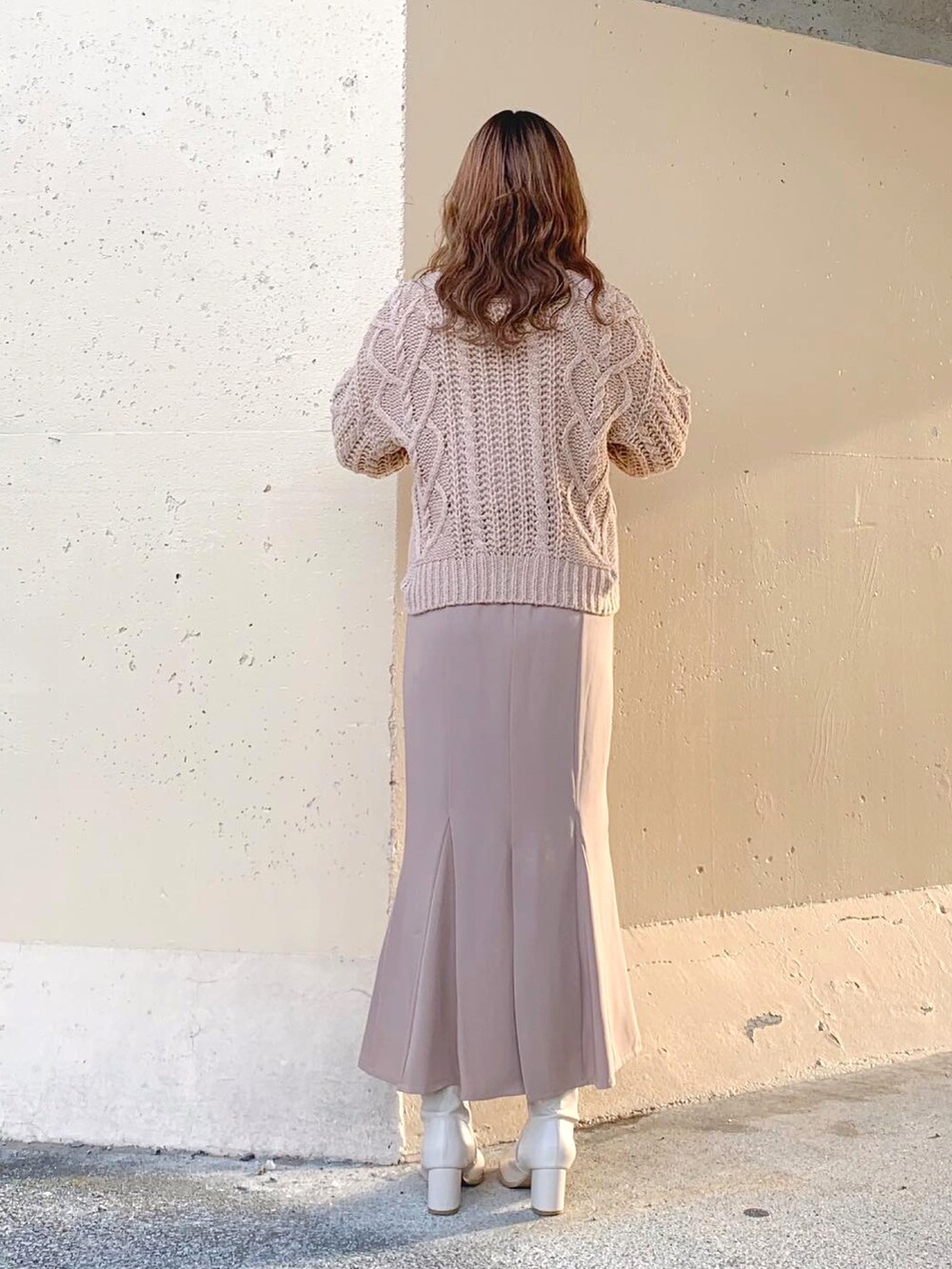 ベージュ系のカーディガン/ボレロ、ベージュ系のカーディガン/ボレロ、ホワイト系のニット/セーターを着用したレディースの冬コーディネートの5枚目の写真