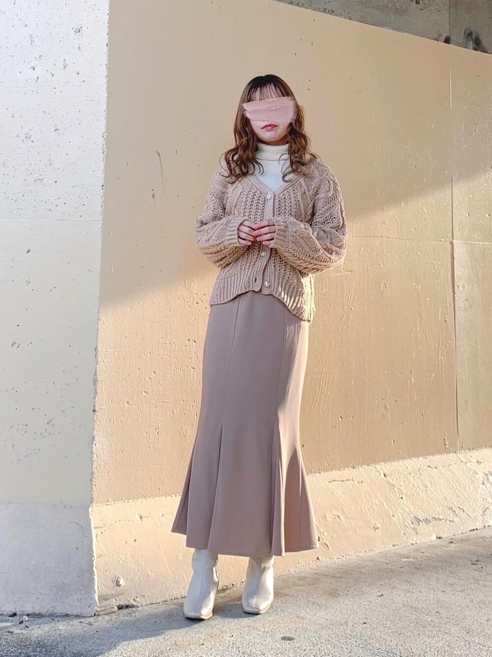 ベージュ系のカーディガン/ボレロ、ベージュ系のカーディガン/ボレロ、ホワイト系のニット/セーターを着用したレディースの冬コーディネートの2枚目の写真